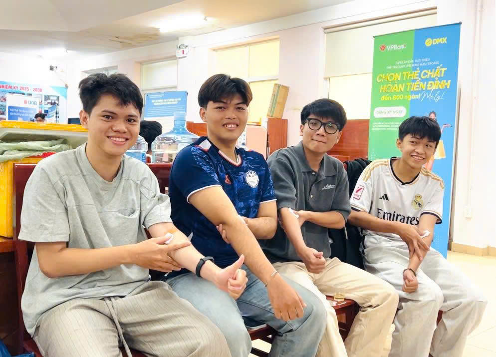 Người tham gia hiến máu lần đầu, bắt đầu hành trình sẻ chia vì cộng đồng.