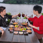 Tuấn Kiệt và Bi Max đã không giấu được sự háo hức khi chuẩn bị khám phá Nhà Pá – nhà hàng của diễn viên Ngọc Trinh