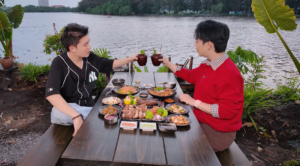 Tuấn Kiệt và Bi Max đã không giấu được sự háo hức khi chuẩn bị khám phá Nhà Pá – nhà hàng của diễn viên Ngọc Trinh