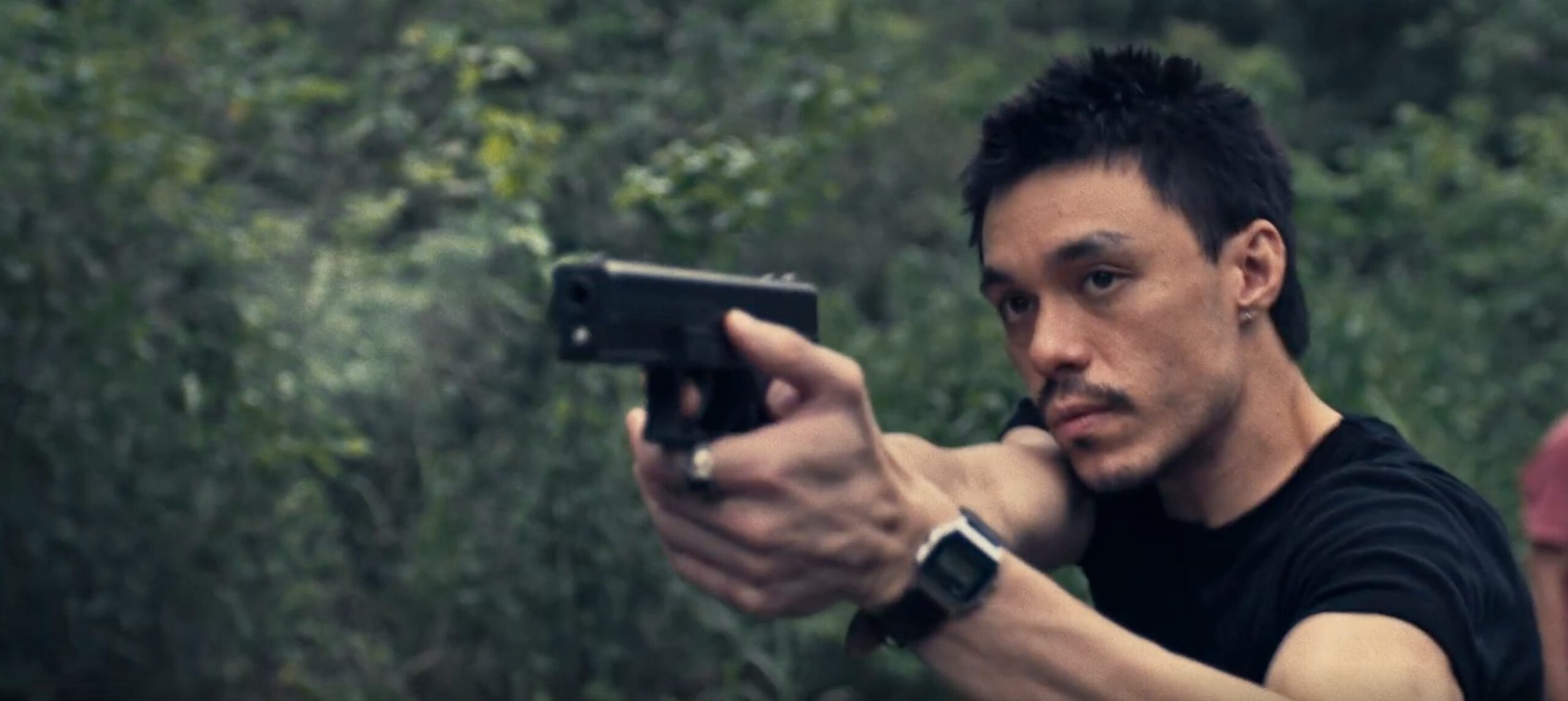 Nhân vật Đại uý Ton để lại nhiều dấu hỏi về thân phận thật sự của anh.