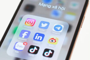 Mạng xã hội khi cung cấp, chia sẻ các tác phẩm báo chí, văn học, nghệ thuật, xuất bản phẩm mà không được sự đồng ý của chủ thể quyền sở hữu trí tuệ hoặc chưa được phép lưu hành hoặc đã có quyết định cấm lưu hành hoặc tịch thu, sẽ bị phạt từ 20 đến 30 triệu đồng.