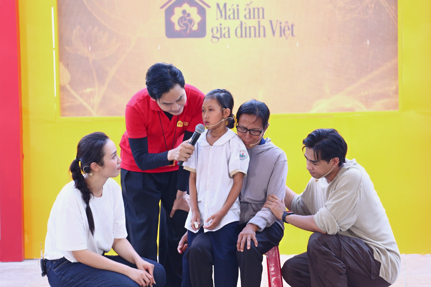 Á hậu Huỳnh Phạm Thủy Tiên xót xa trước cô bé 10 tuổi quá hiểu chuyện