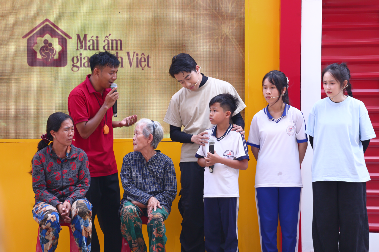 Chương trình Mái ấm gia đình Việt phát sóng vào lúc 20h00 thứ 6 hàng tuần trên kênh HTV7