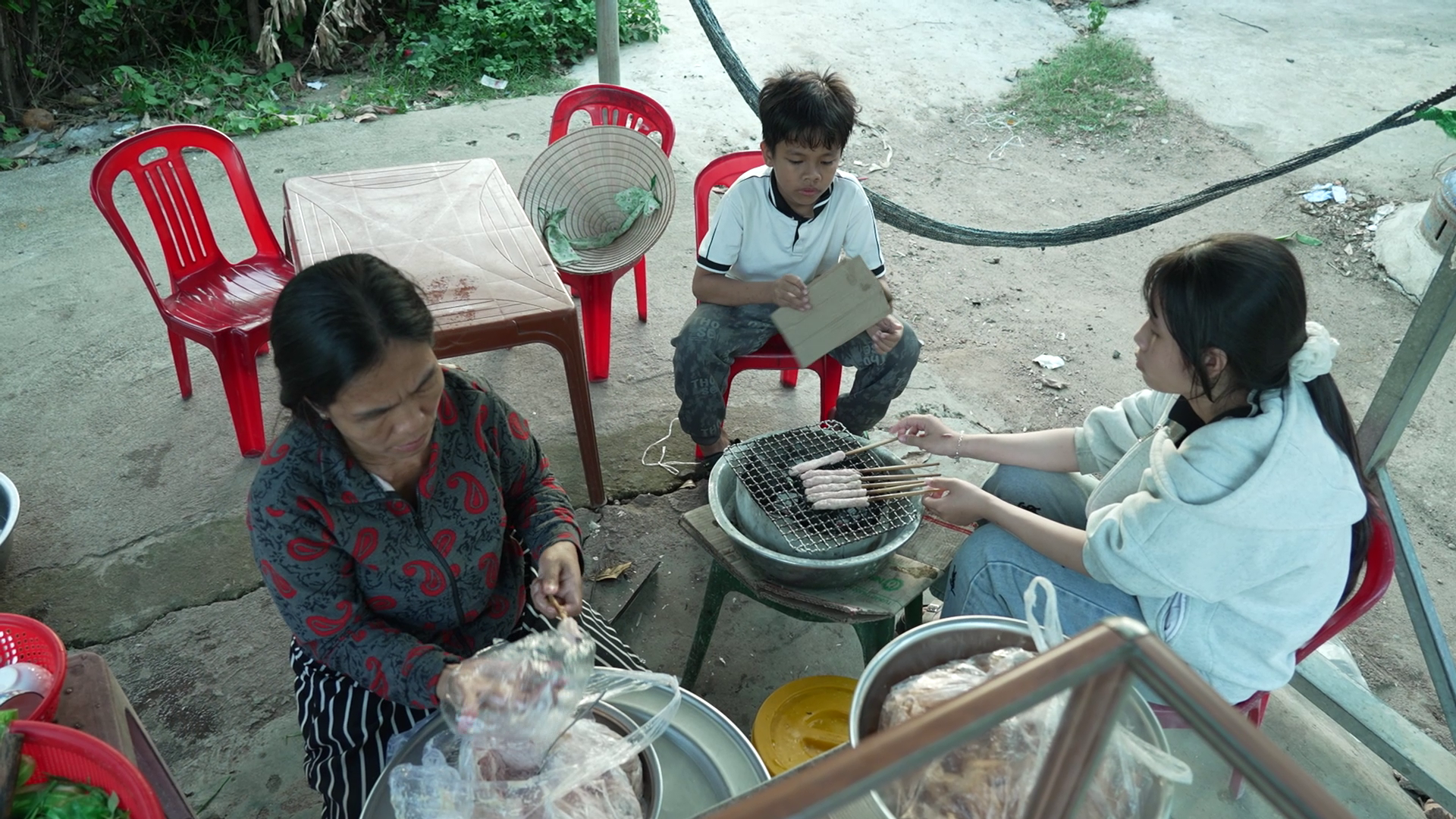 Xúc động trước ước mơ chữa mắt cho mẹ của cậu bé mồ côi cha
