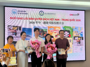 Đại diện Chibooks tặng sách cho các khách mời
