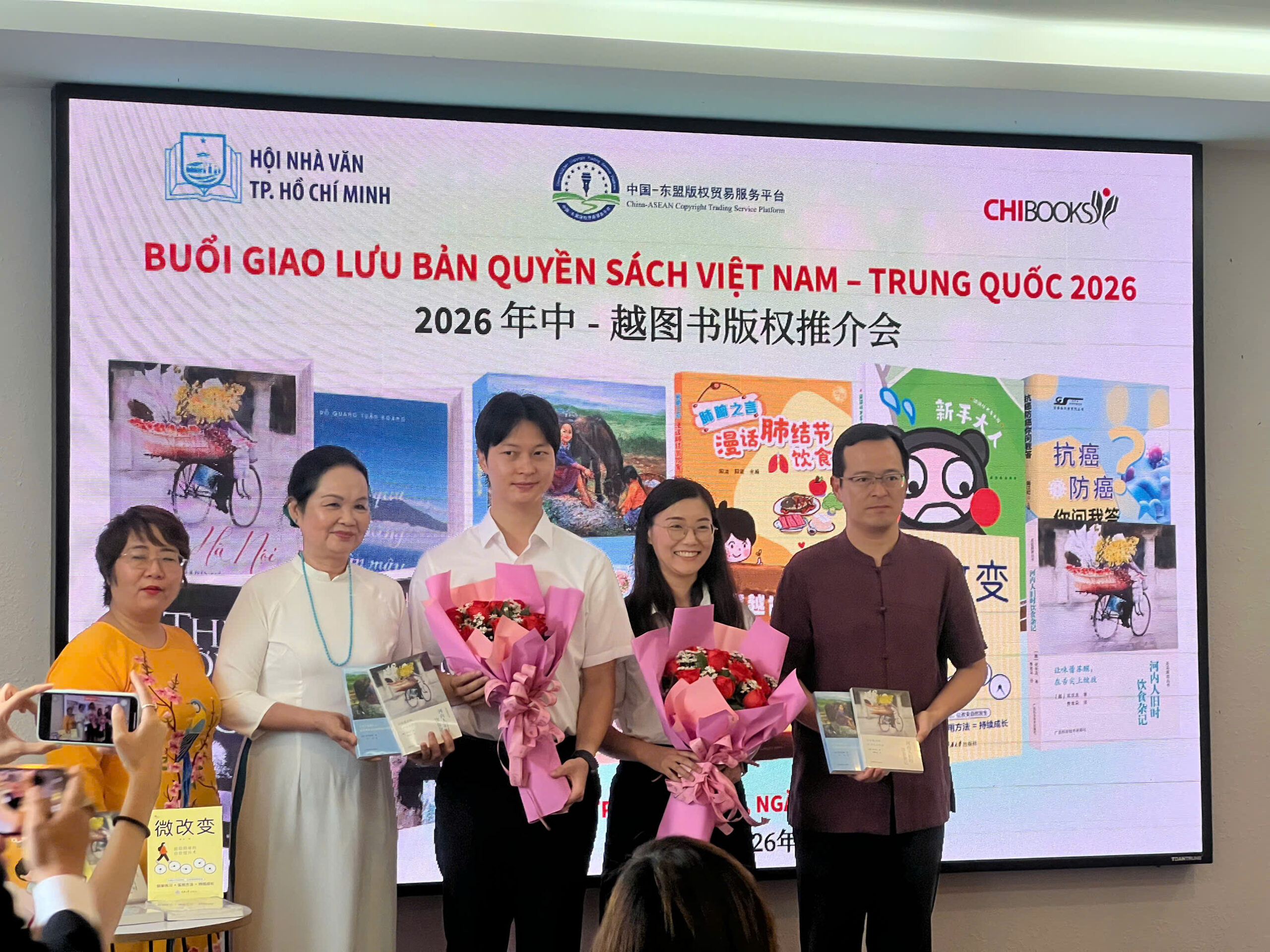 Từ những trang sách mở ra nhịp cầu văn hóa Việt – Trung
