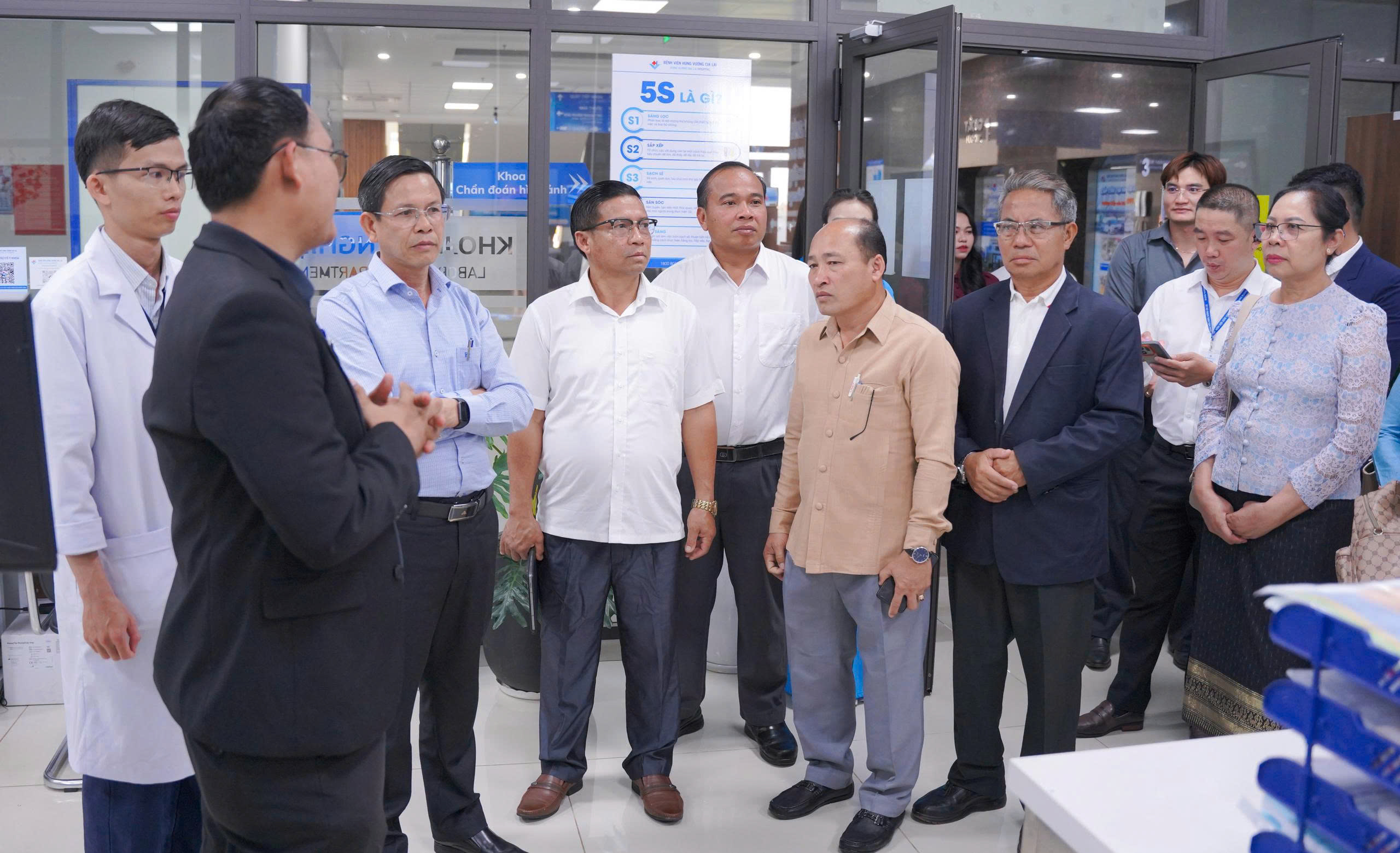 Hình ảnh đoàn công tác đang trực tiếp quan sát các máy móc hiện đại tại Bệnh viện Hùng Vương Gia Lai.