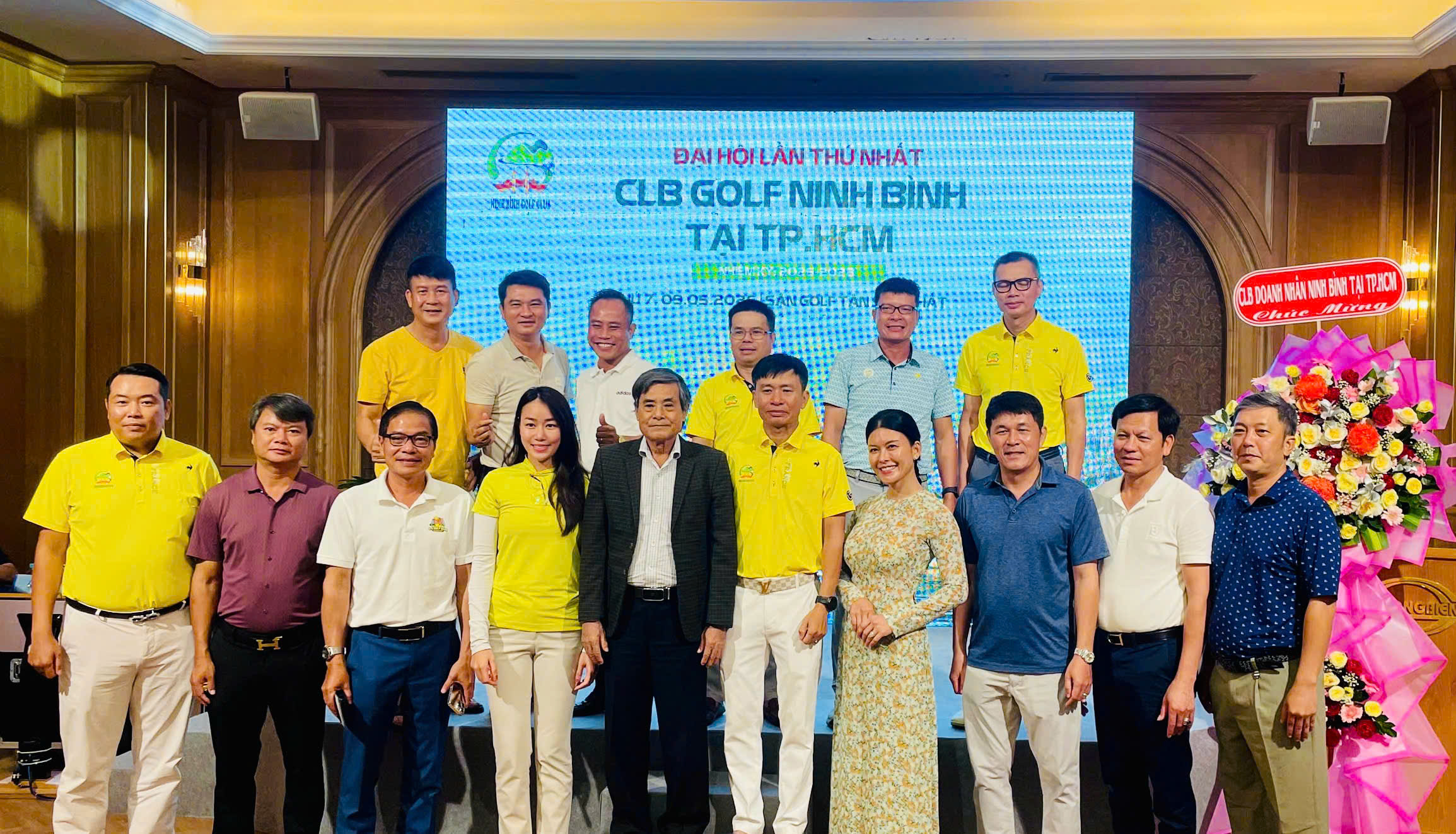 Đại diện Ban chấp hành, thành viên Câu lạc bộ và các khách mời chụp hình lưu niệm tại Đại hội