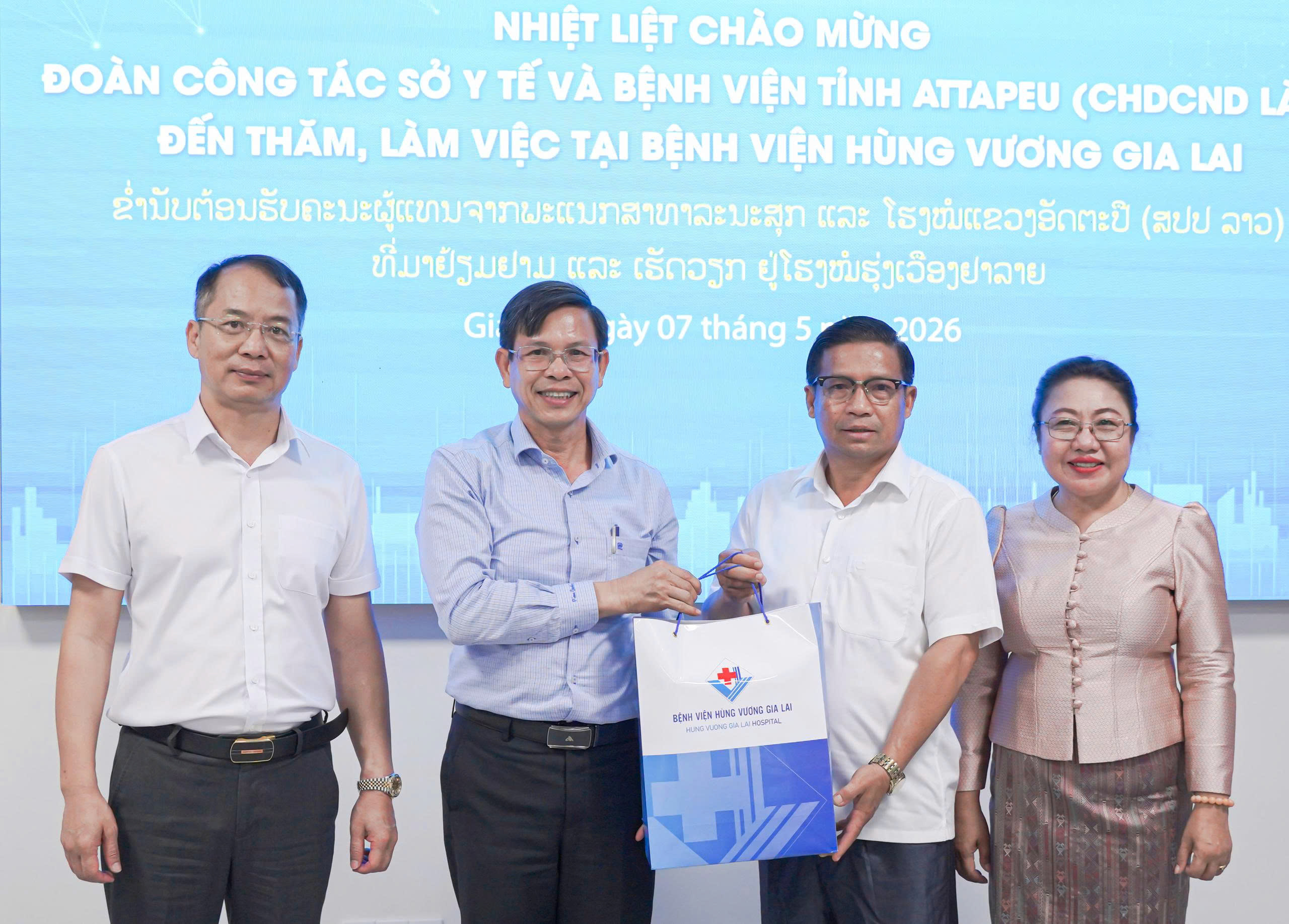 Trao quà lưu niệm.
