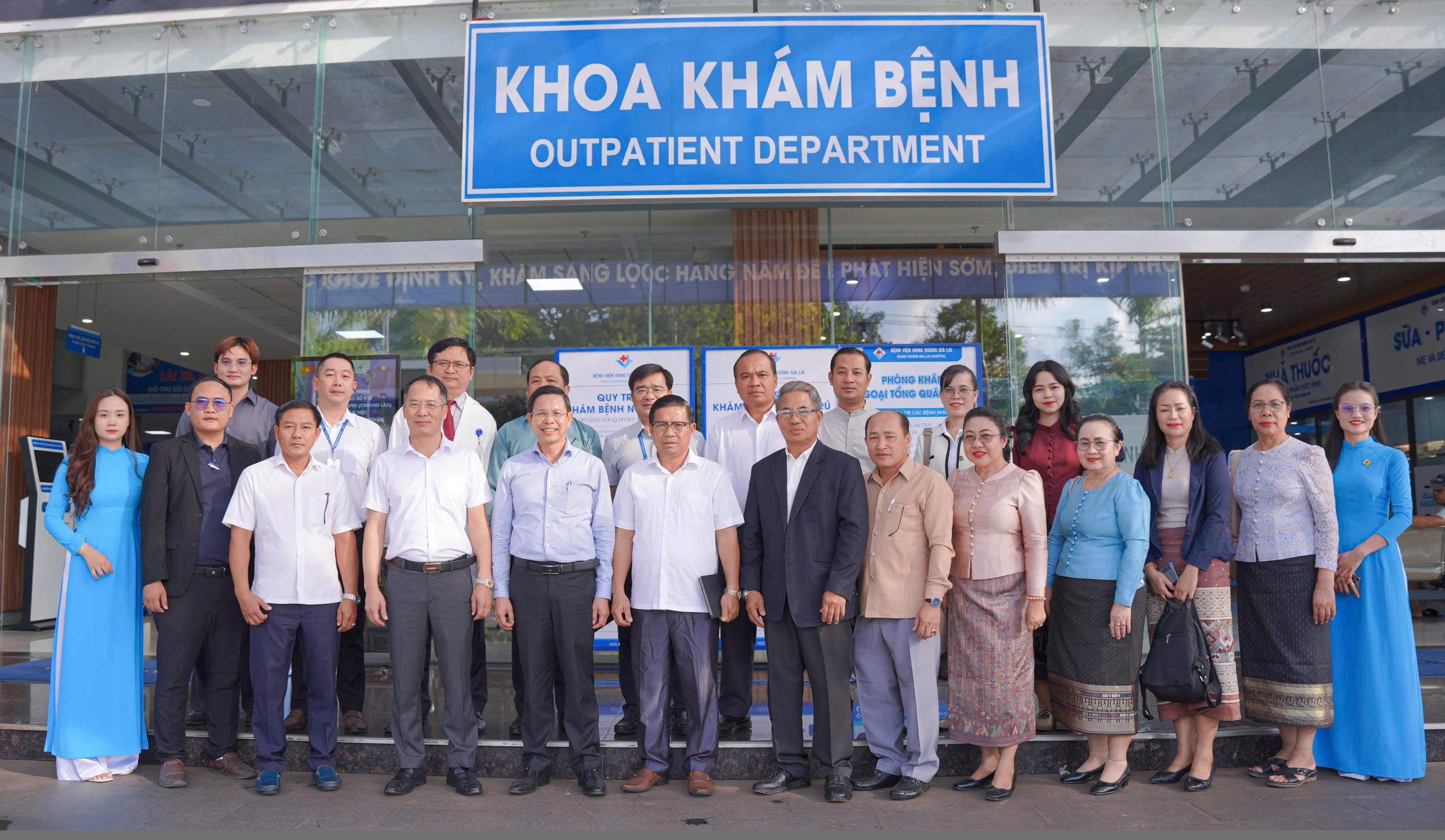 Hình ảnh đoàn công tác đang trực tiếp quan sát các máy móc hiện đại tại Bệnh viện Hùng Vương Gia Lai.