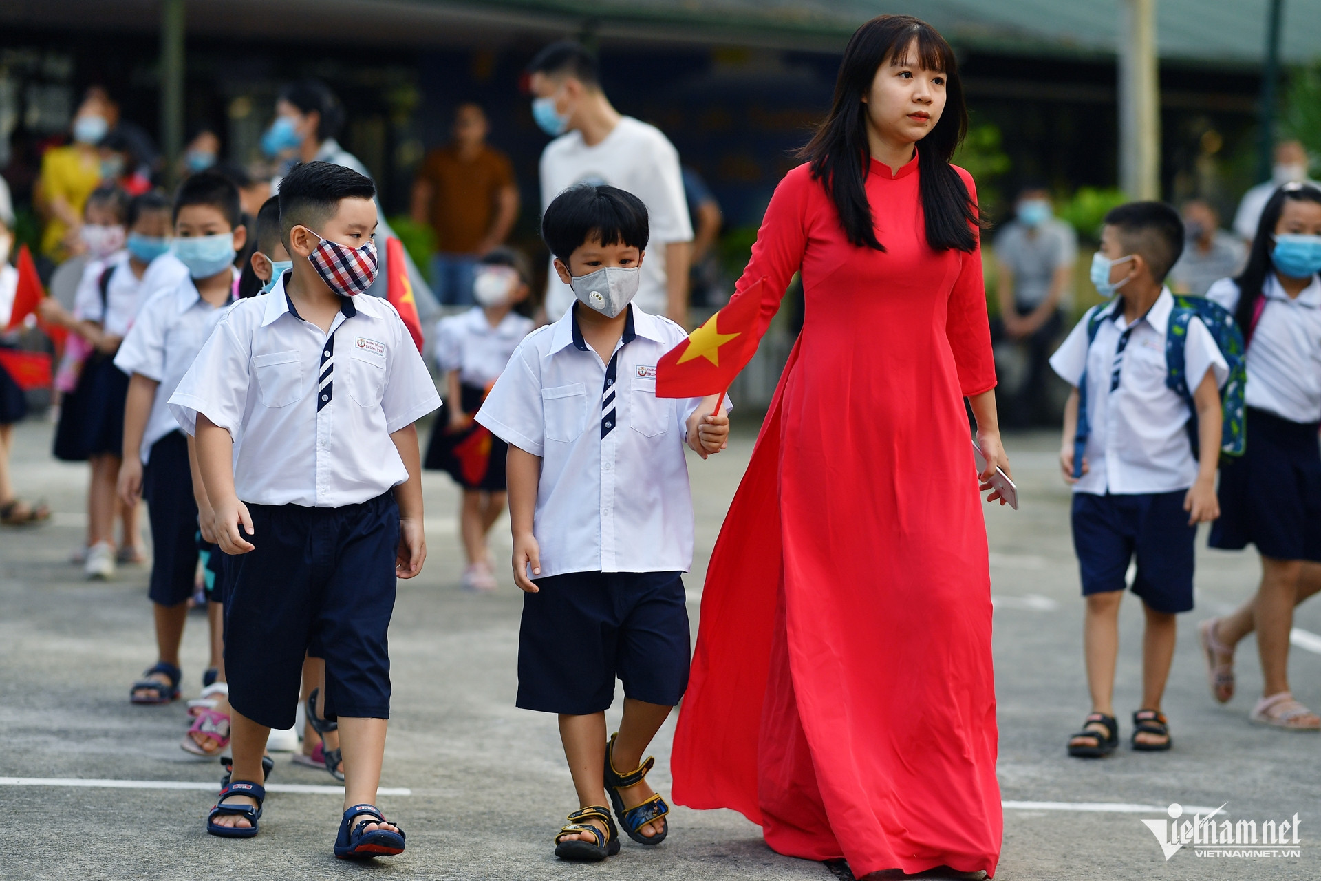 Giáo viên và học sinh tiểu học tại Hà Nội trong lễ khai giảng năm học mới