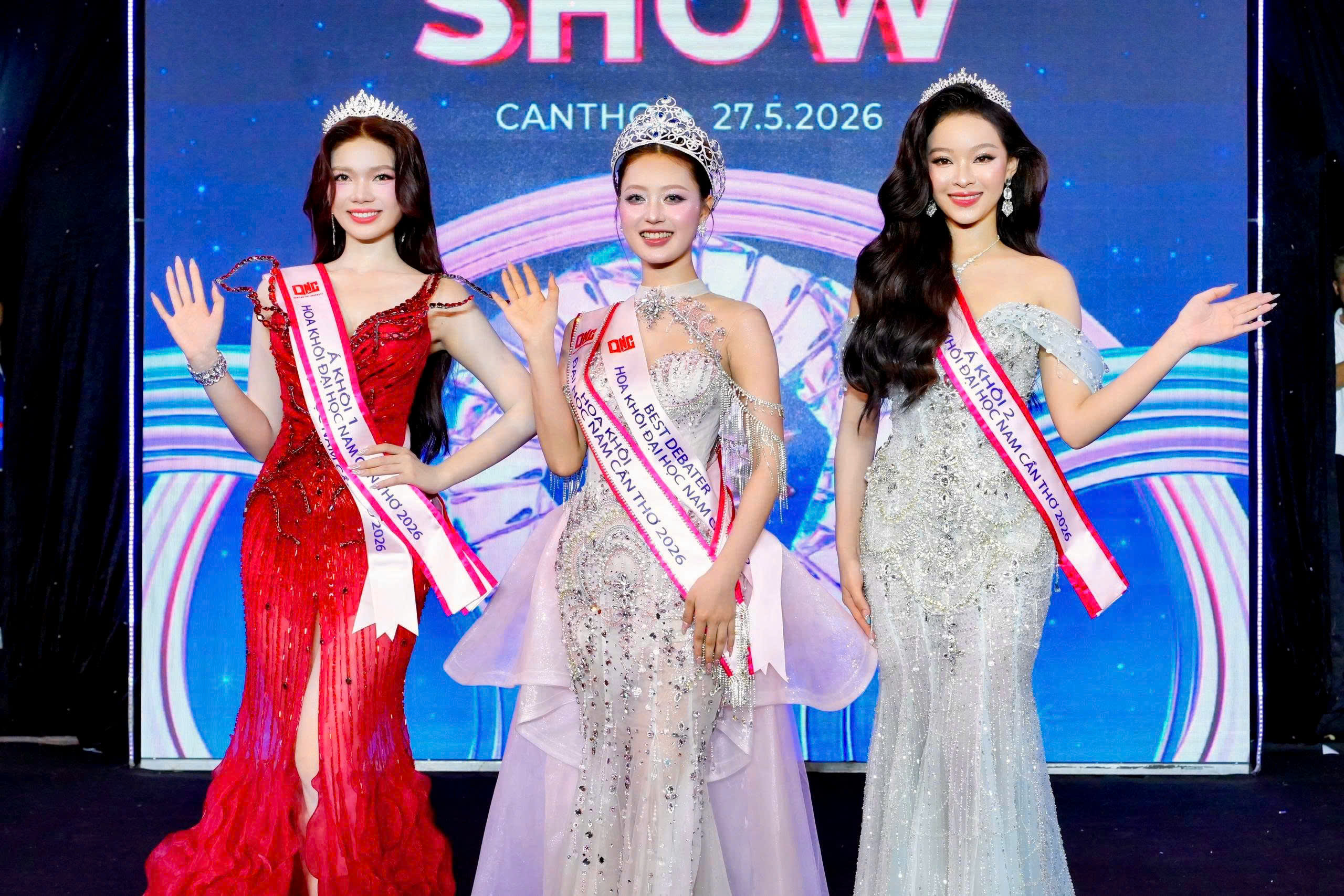 Á khôi 2: Phan Nguyễn Đào Nguyên (bên phía tay phải)Á khôi 1: Hồ Tạ Bảo Châu (bên phía tay trái)
Hoa khôi: Nguyễn Anh Thư (ở giữa)