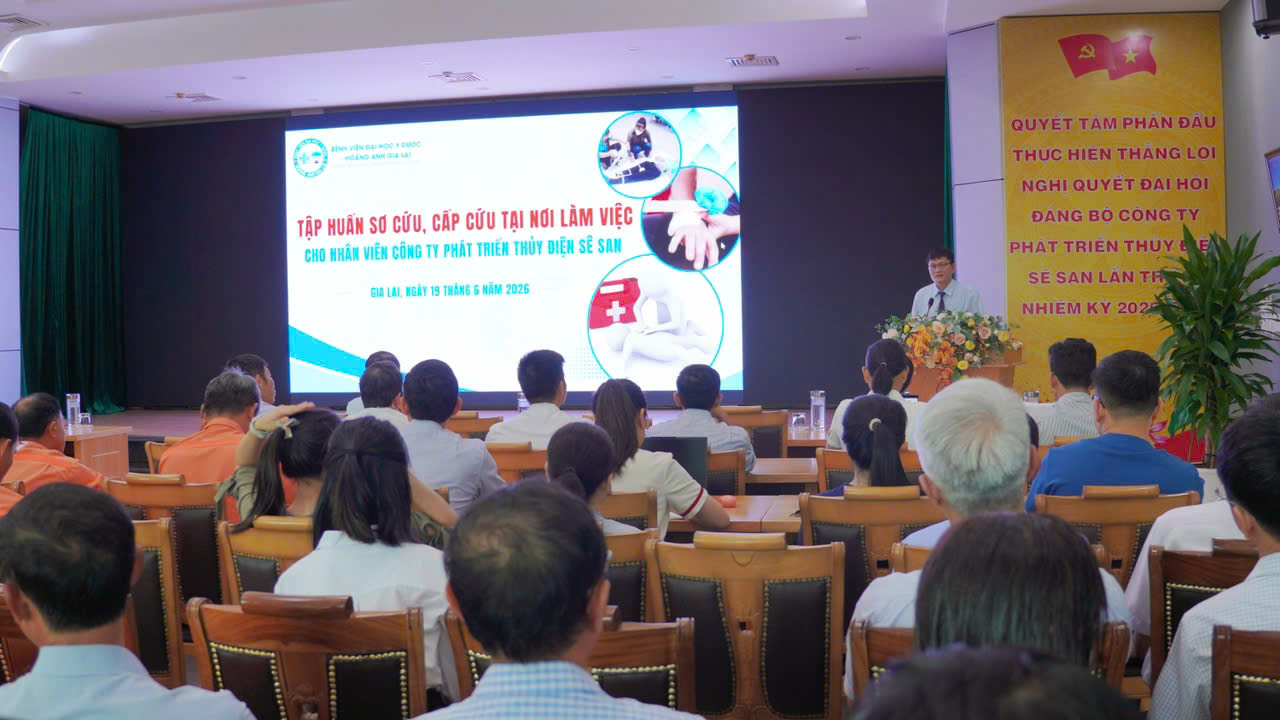 Không chỉ khám chữa bệnh, Bệnh viện Đại học Y Dược – Hoàng Anh Gia Lai còn tích cực lan tỏa kiến thức sơ cứu, góp phần xây dựng môi trường lao động an toàn và bảo vệ sức khỏe cộng đồng.