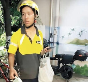 Nam sinh 19 tuổi sống dưới gầm cầu, làm hơn 10 giờ/ngày để tích tiền nhập học