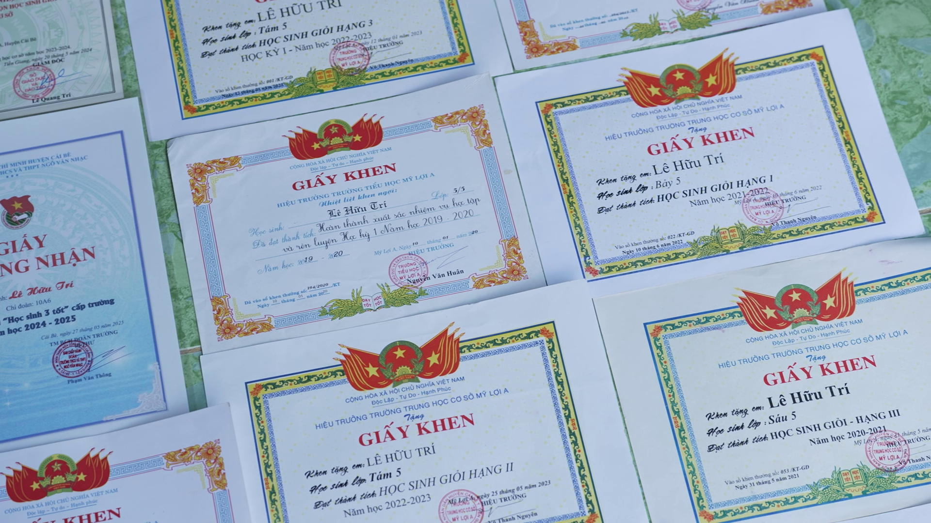 Em Lê Hữu Trí (sinh năm 2009), hiện là học sinh lớp 11 Trường THCS & THPT Ngô Văn Nhạc