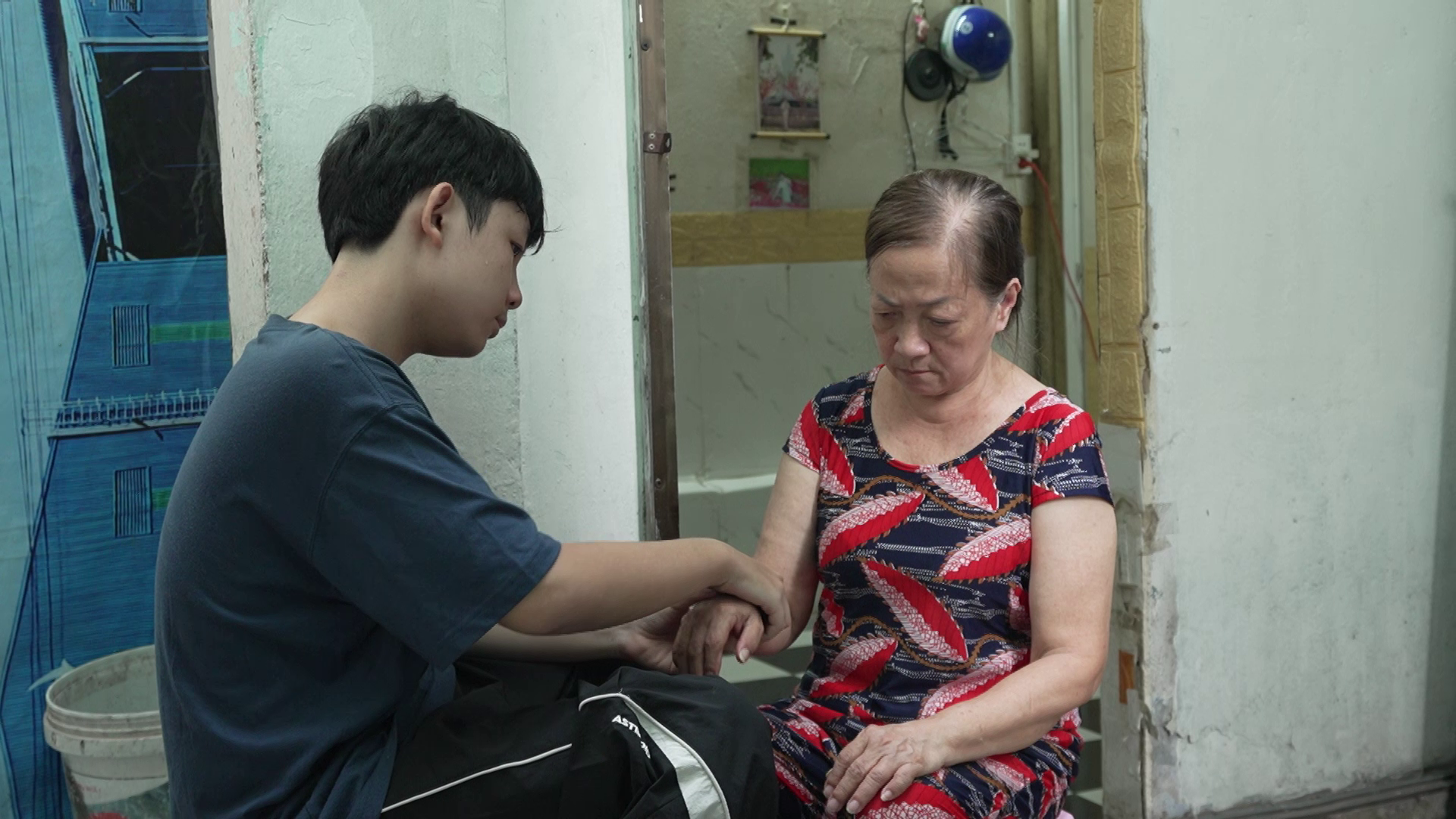 Có những ngày túng thiếu, hai bà cháu chỉ đủ tiền mua một suất cơm 10.000 đồng để cùng chia nhau qua bữa.