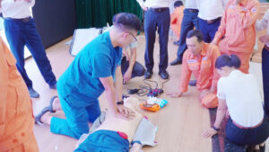 Chương trình tập huấn trang bị nhiều kỹ năng xử trí tai nạn thường gặp như điện giật, đuối nước, gãy xương, bỏng và chấn thương cột sống.