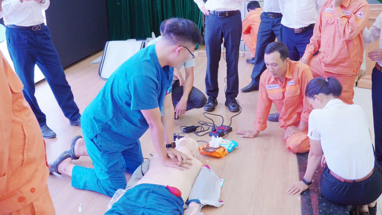 Chương trình tập huấn trang bị nhiều kỹ năng xử trí tai nạn thường gặp như điện giật, đuối nước, gãy xương, bỏng và chấn thương cột sống.