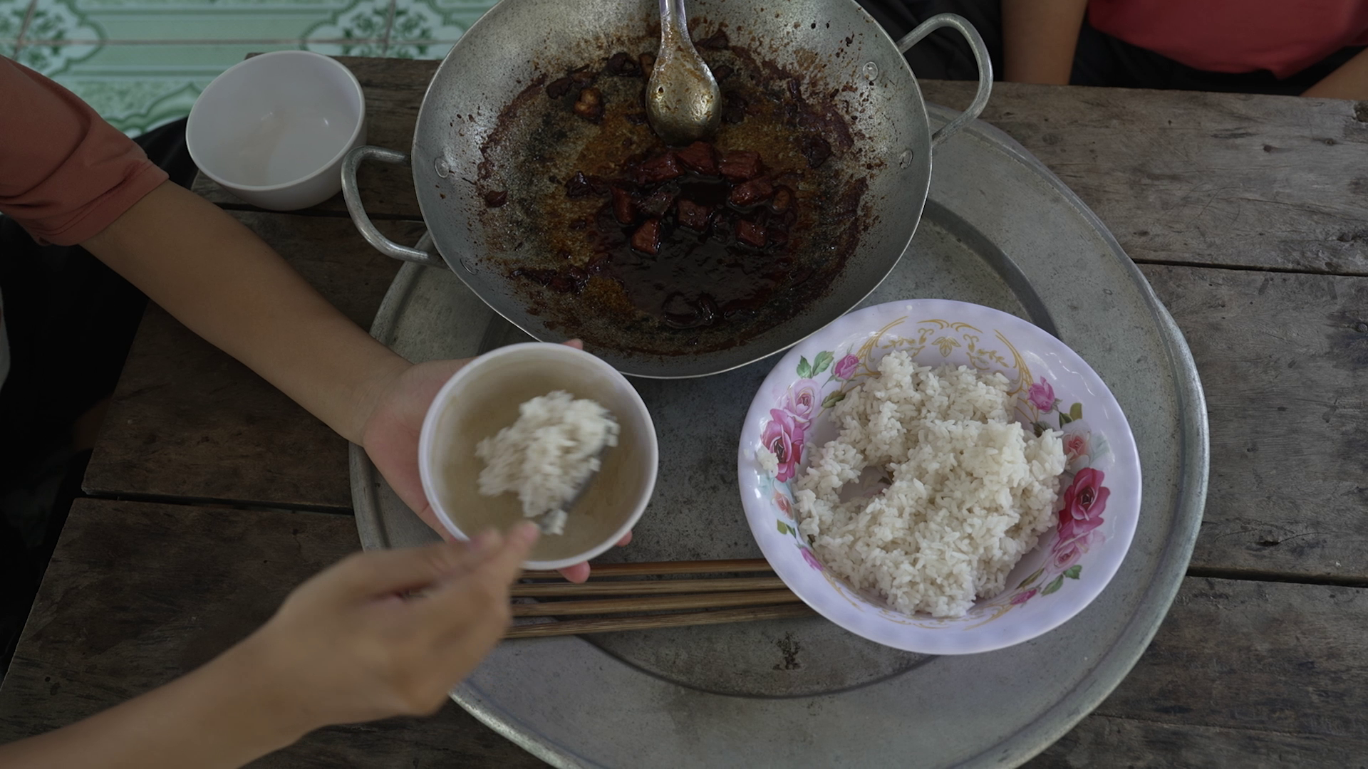 Nghẹn lòng những đứa trẻ trưởng thành quá sớm 