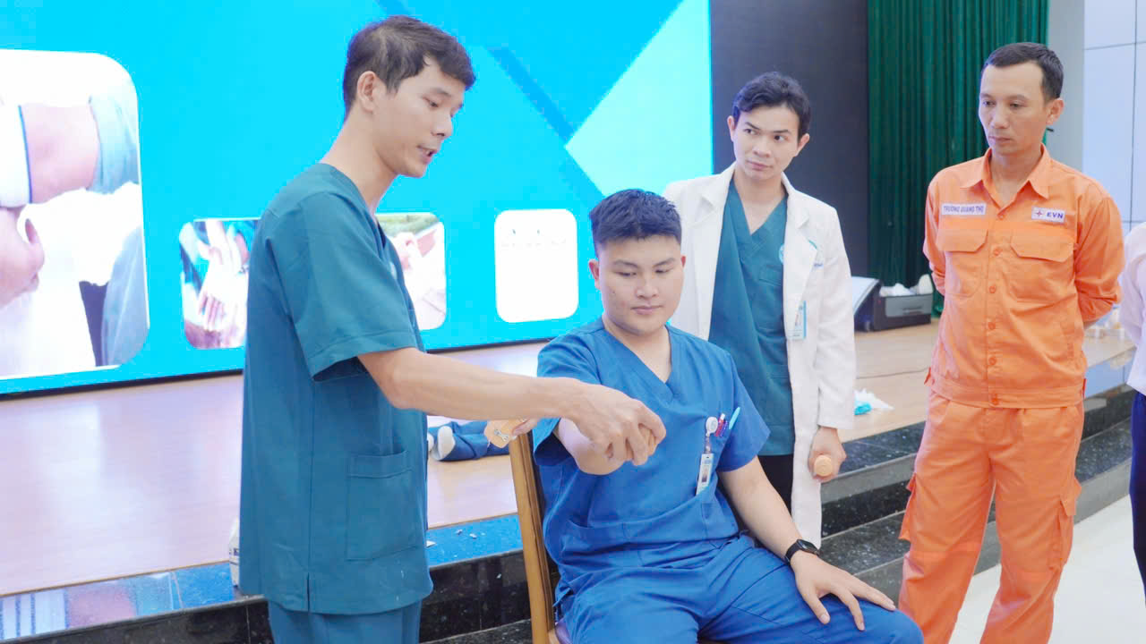 Kết hợp giữa lý thuyết và thực hành giúp người lao động nâng cao khả năng ứng phó khi xảy ra các tình huống khẩn cấp tại nơi làm việc.
