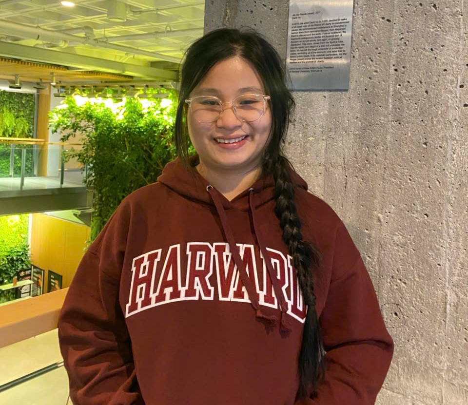 Cô gái khiếm thị trúng tuyển thạc sĩ Đại học Harvard, Oxford, Stanford
