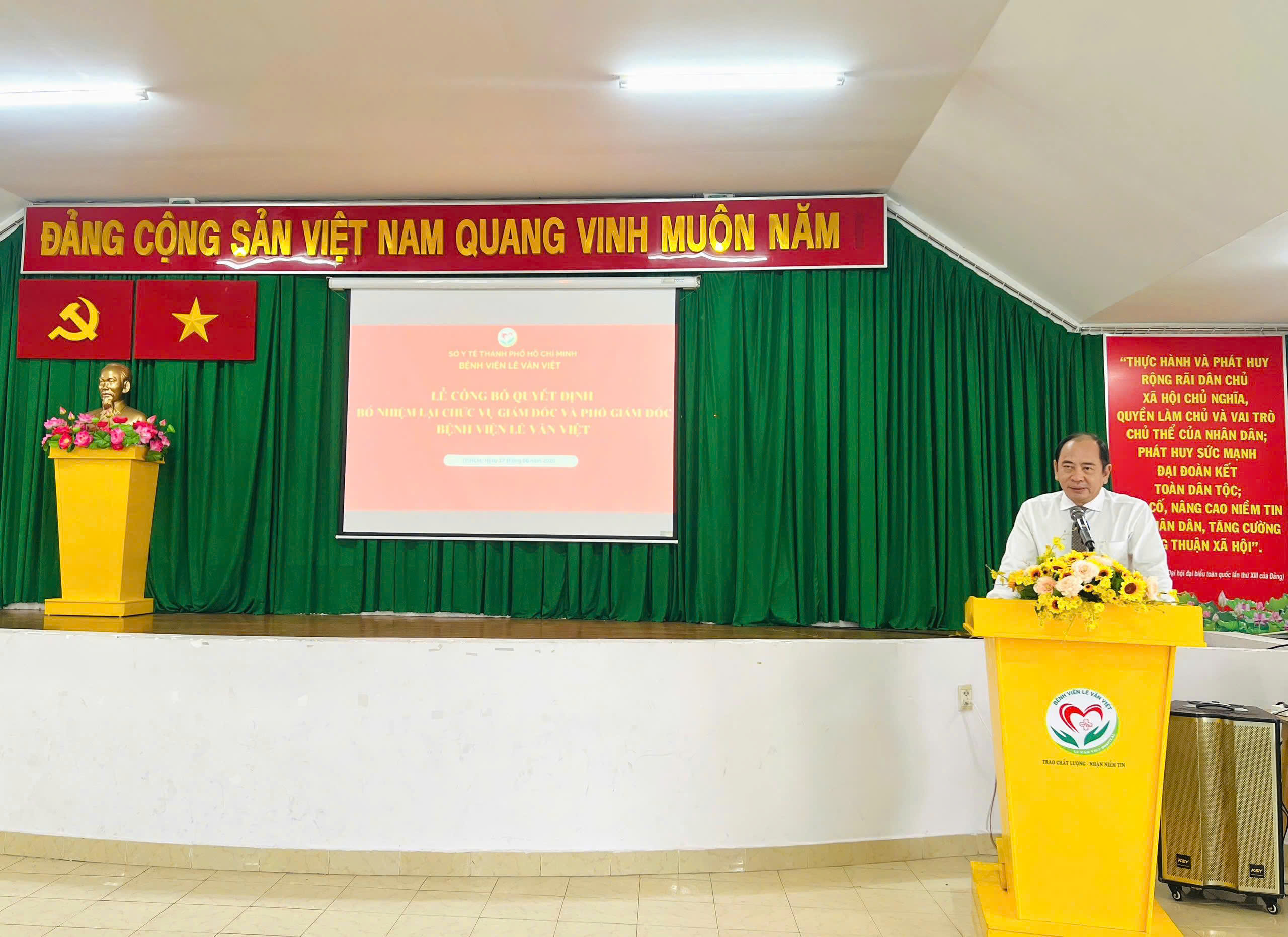 Quang cảnh lễ công bố và trao quyết định bổ nhiệm lại Giám đốc, Phó Giám đốc Bệnh viện Lê Văn Việt.