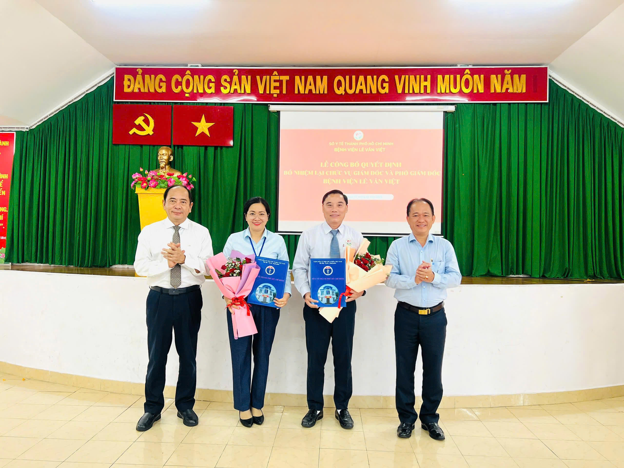 PGS.TS.BS Tăng Chí Thượng trao quyết định bổ nhiệm lại chức vụ Giám đốc và Phó Giám đốc Bệnh viện Lê Văn Việt.