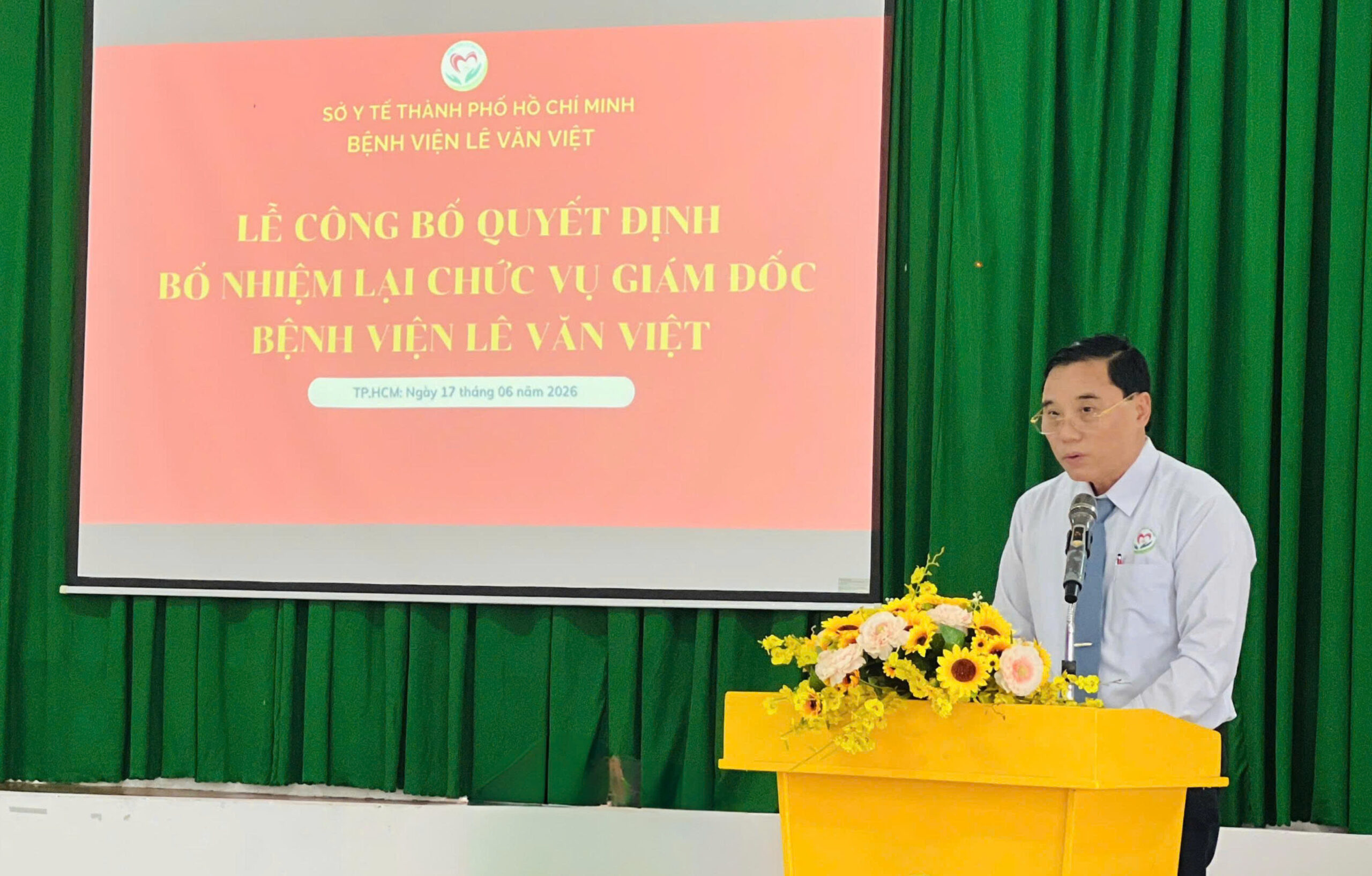 TTƯT, BSCKII Nguyễn Khoa Lý, Giám đốc Bệnh viện Lê Văn Việt trình bày chương trình hành động nhiệm kỳ 2026 - 2031. 