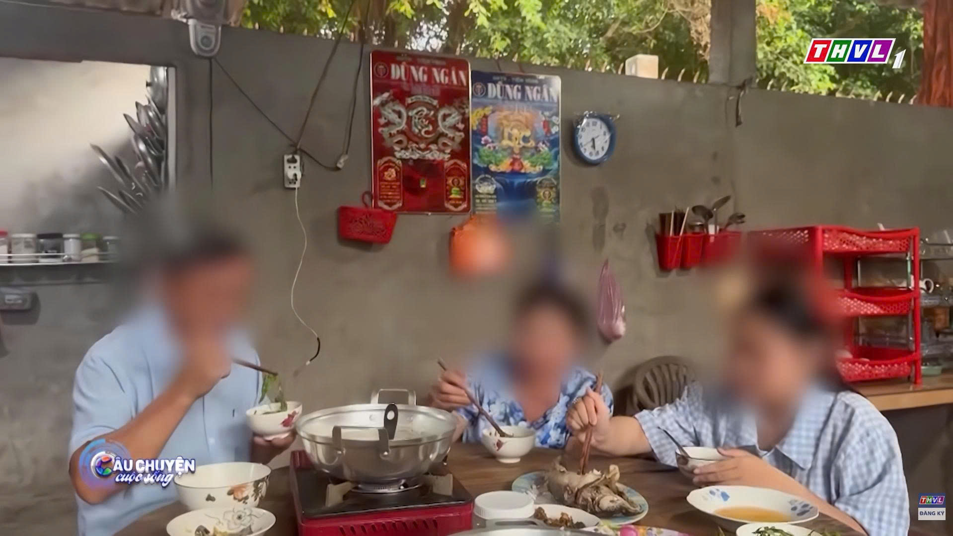 Câu Chuyện Cuộc Sống phát sóng vào lúc 19:50 Thứ Ba, Thứ Năm và Thứ Sáu hàng tuần trên kênh THVL1