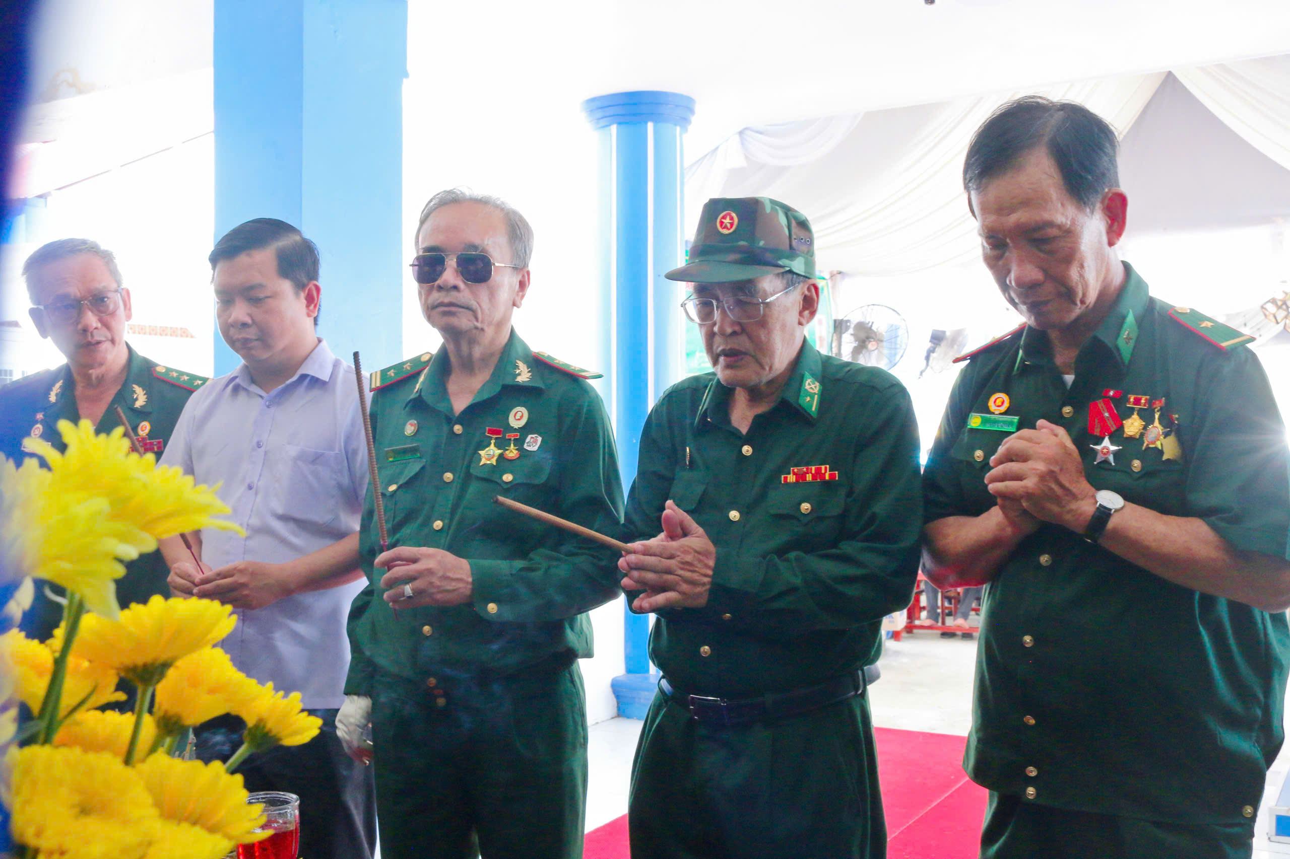 Đại diện Lãnh đạo địa phương và Bạn liên lạc Trung đoàn 14 (686) Bộ đội Biên phòng thắp hương tri ân, tưởng nhớ đồng đội hy sinh tại chiến trường Campuchia. Ảnh: Vĩnh Hy.