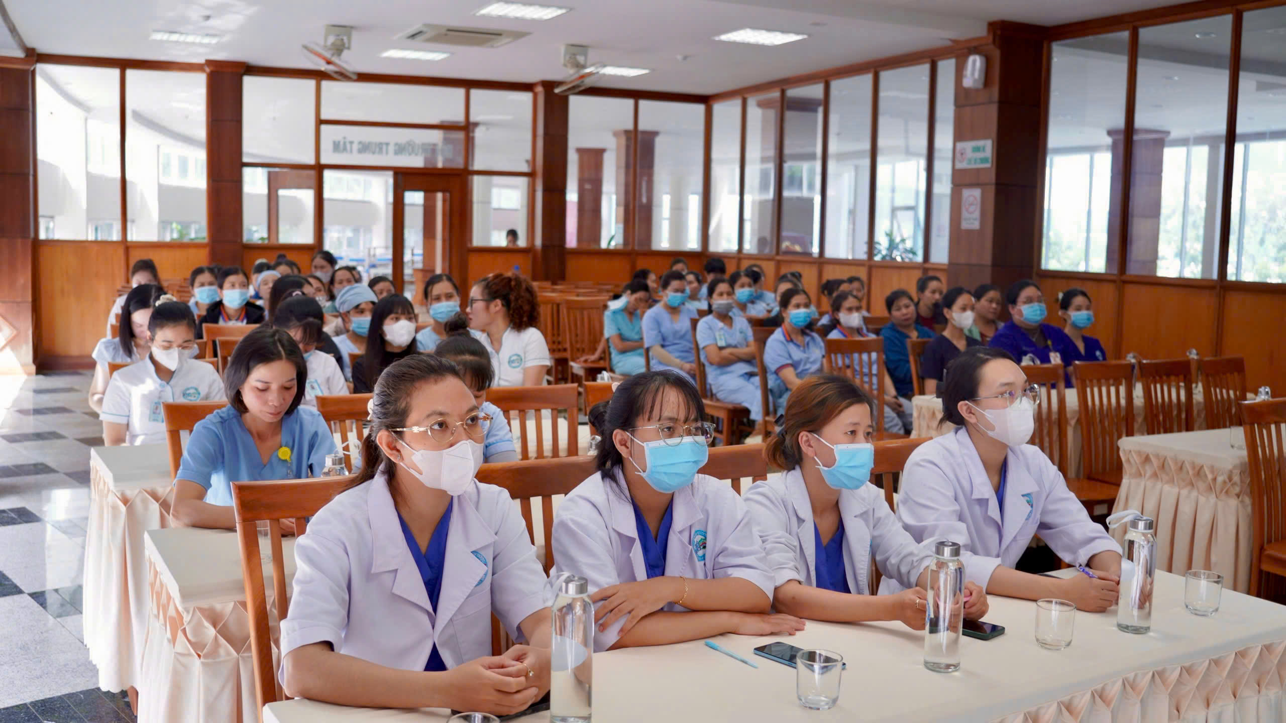 Các học viên được cập nhật quy định mới và thực hành quy trình xử lý chất thải y tế theo đúng quy định.