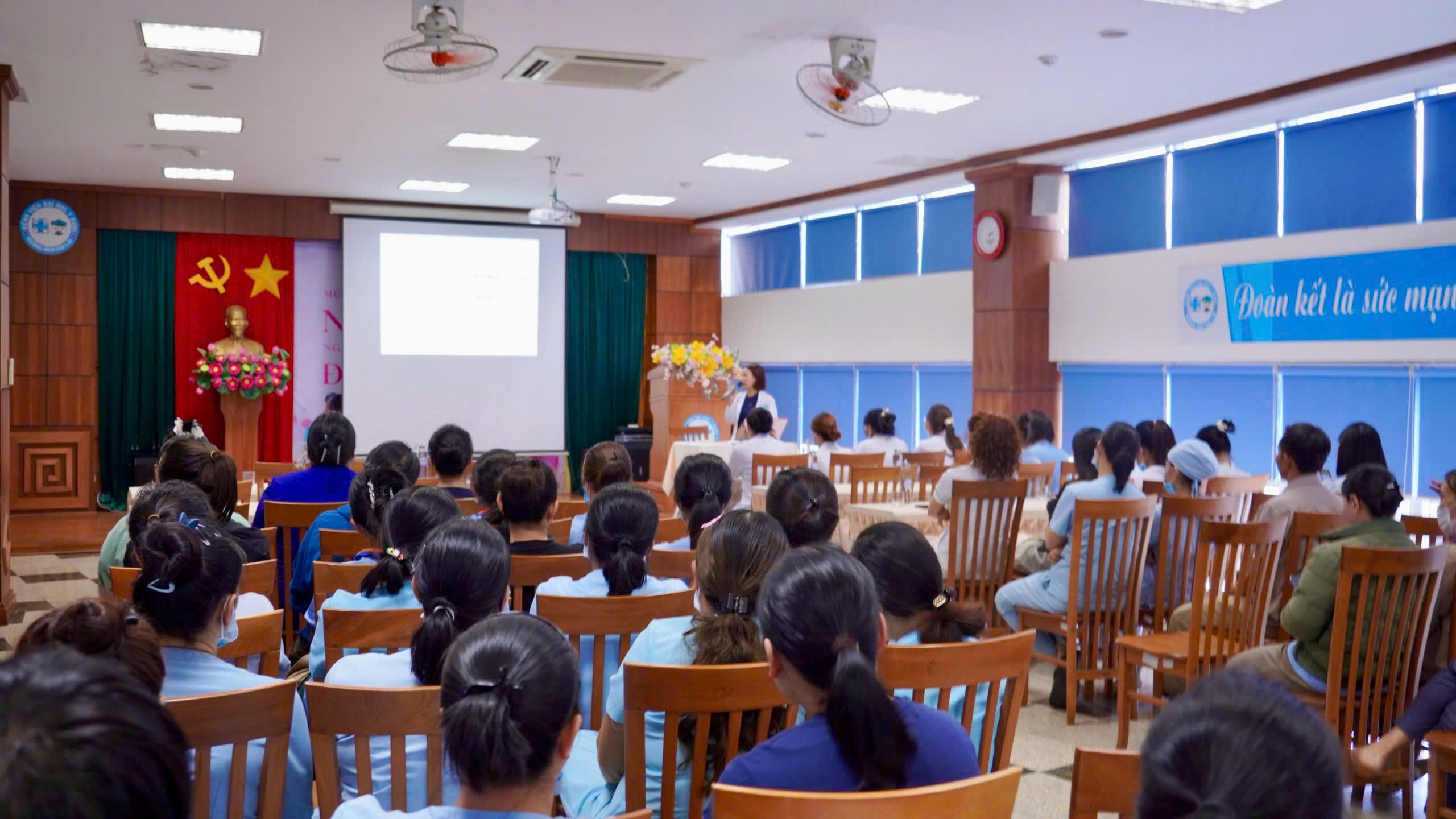 Các học viên được cập nhật quy định mới và thực hành quy trình xử lý chất thải y tế theo đúng quy định.