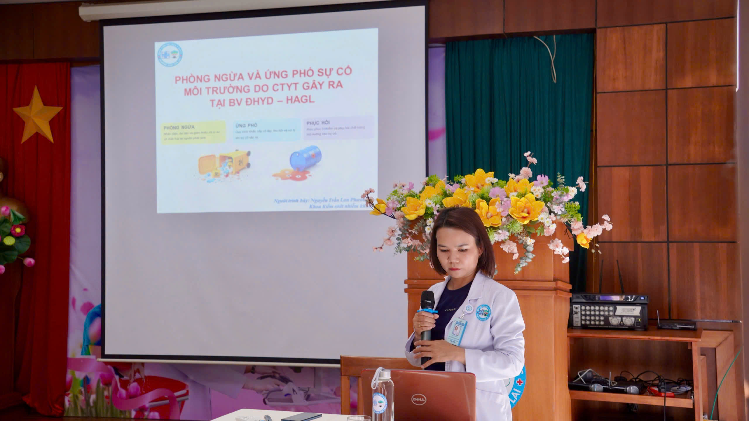Giảng viên chia sẻ những quy định mới về quản lý chất thải y tế và hướng dẫn quy trình xử lý các tình huống phát sinh trong bệnh viện.
