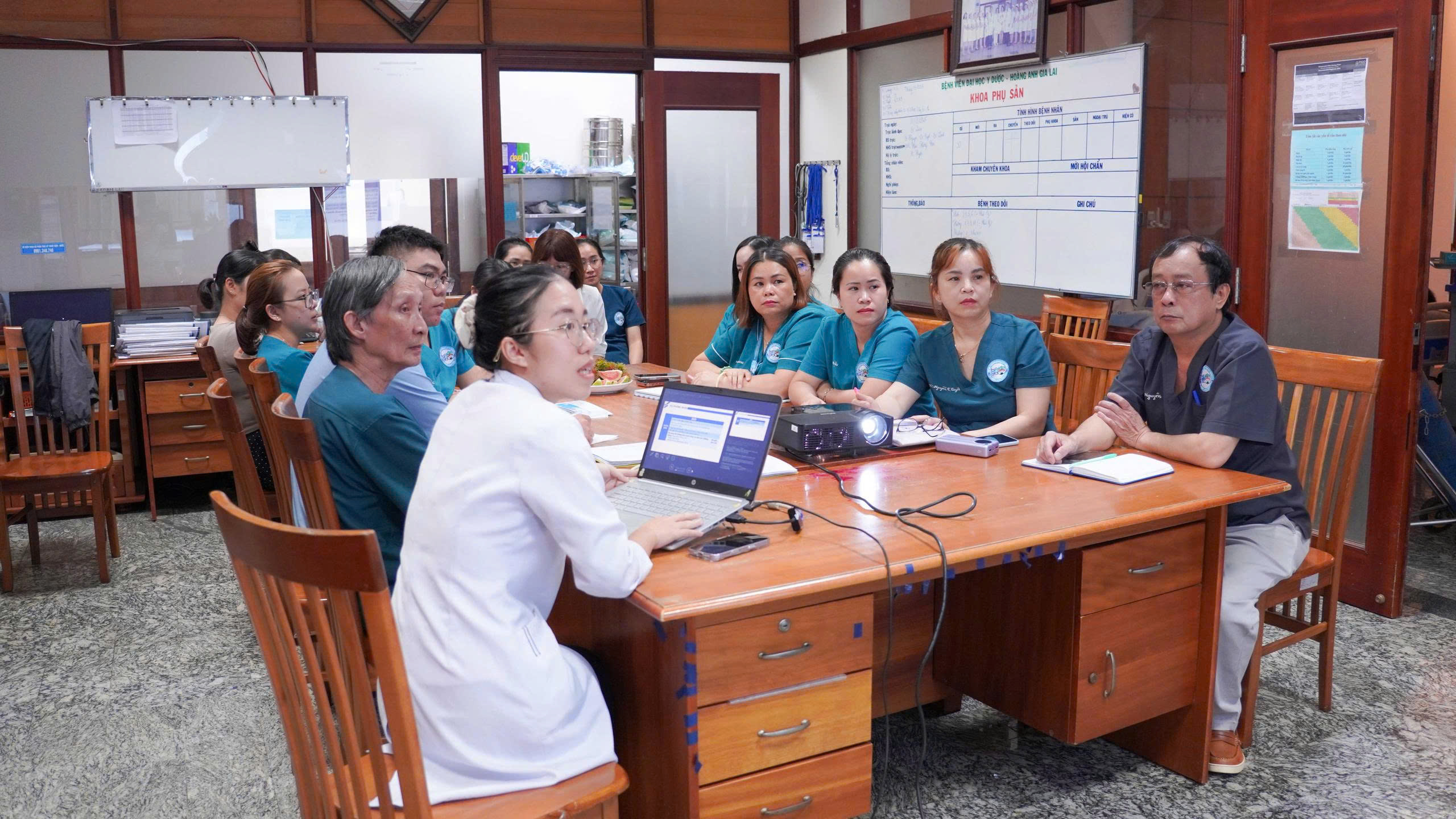 Việc thường xuyên cập nhật các khuyến cáo quốc tế giúp đội ngũ y tế nâng cao năng lực cấp cứu, góp phần bảo đảm an toàn cho mẹ và bé trong quá trình sinh nở.