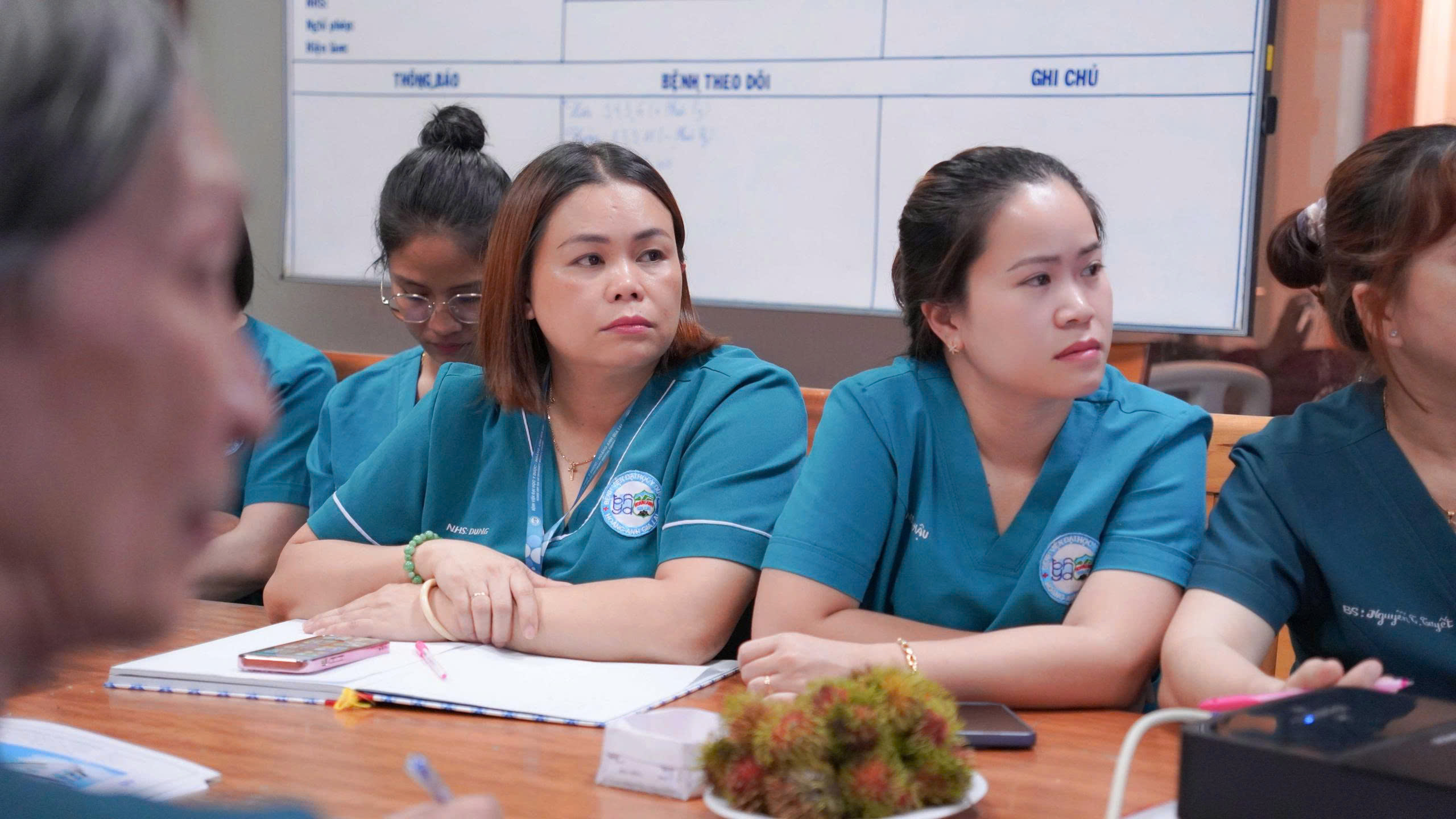 Các bác sĩ cùng trao đổi, phân tích những tình huống lâm sàng nhằm nâng cao hiệu quả xử trí cấp cứu sản khoa.