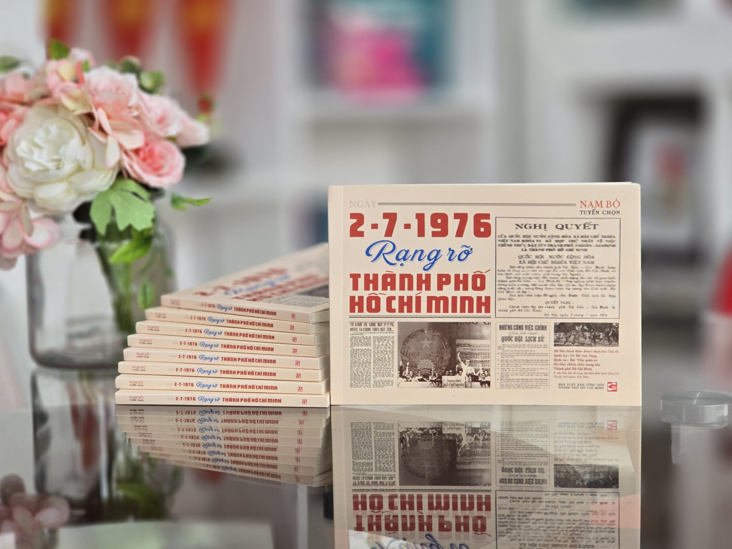 "Ngày 2-7-1976 rạng rỡ Thành phố Hồ Chí Minh" do tác giả Nam Bộ tuyển chọn từ các bài báo đăng trong tháng 7.1976 của nhiều cơ quan báo chí