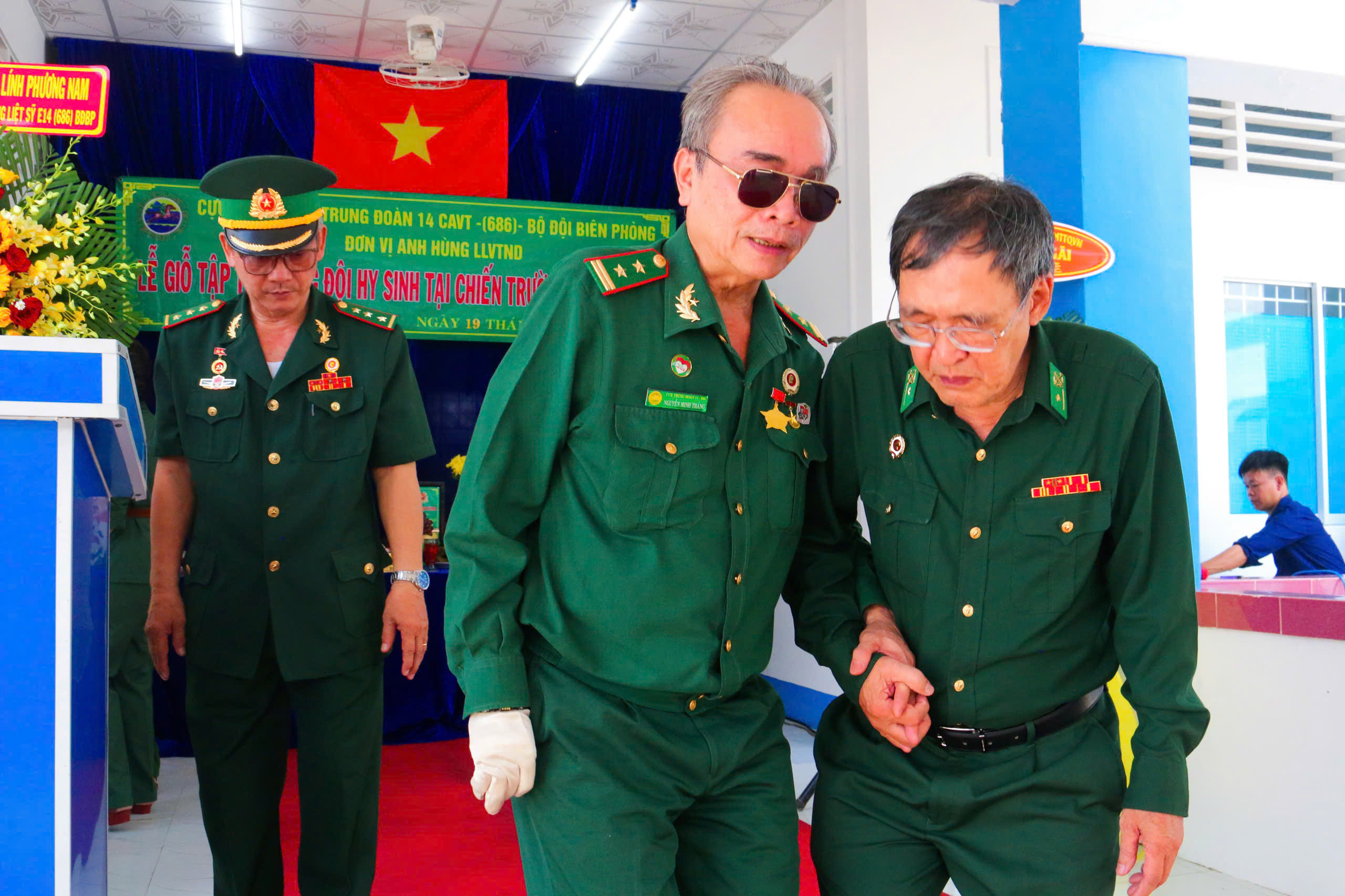 Trung tá - Cựu chiến binh Nguyễn Minh Thắng (giữa), người mang lời thề trở về từ chiến trường sẽ tổ chức giỗ cho đồng đội. Ảnh: Vĩnh Hy.