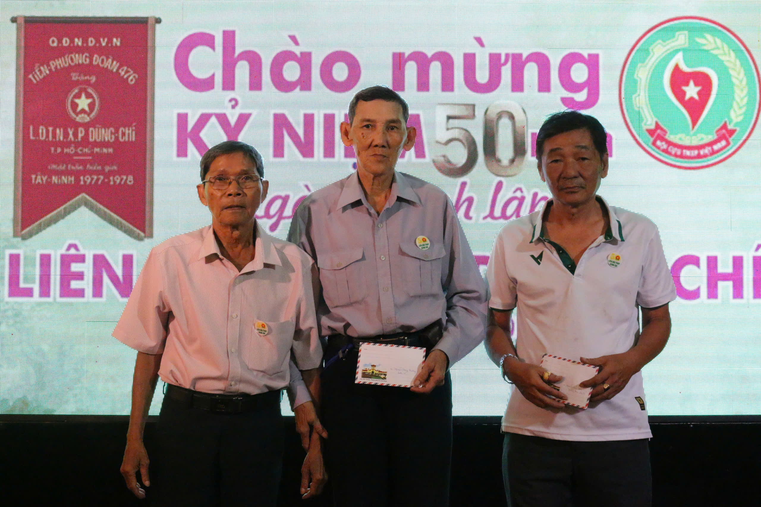 Đại diện Ban liên lạc Liên đội TNXP Dũng Chí trao quà đến 2 cựu TNXP có hoàn cảnh khó khăn. Ảnh: Vĩnh Hy.