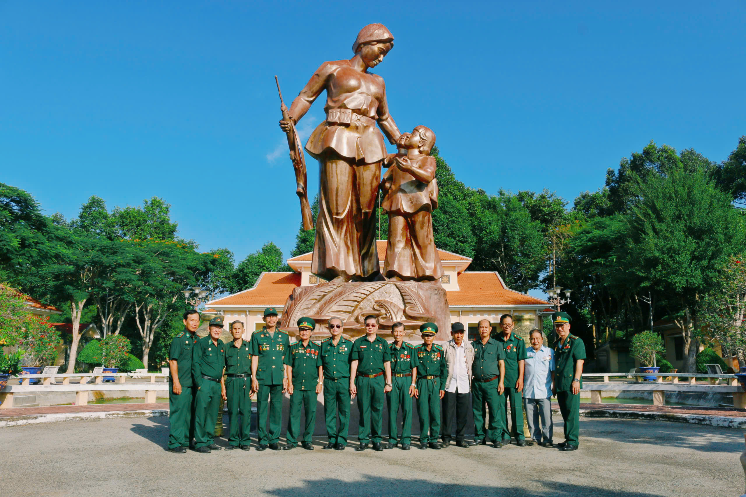 Các cựu chiến binh Trung đoàn 14 (686), Công an vũ trang, nay là Bộ đội Biên phòng chụp hình lưu niệm tại Khu tưởng niệm nữ anh hùng Út Tịch. Ảnh: Vĩnh Hy.