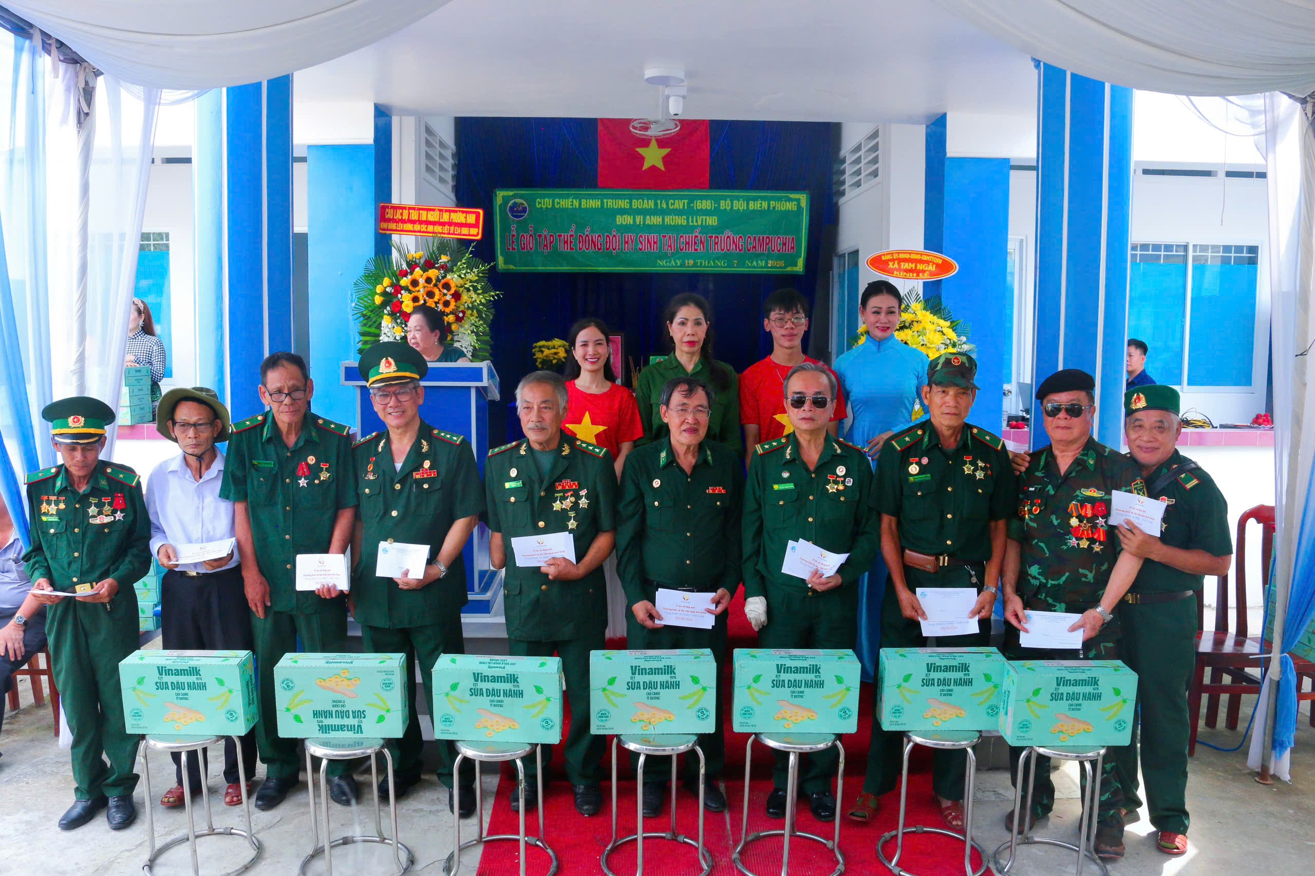 Các phần quà được các mạnh thường quân, cùng sự đóng góp của các thành viên đến các thương bệnh binh, cựu chiến binh khó khăn. Ảnh: Vĩnh Hy.