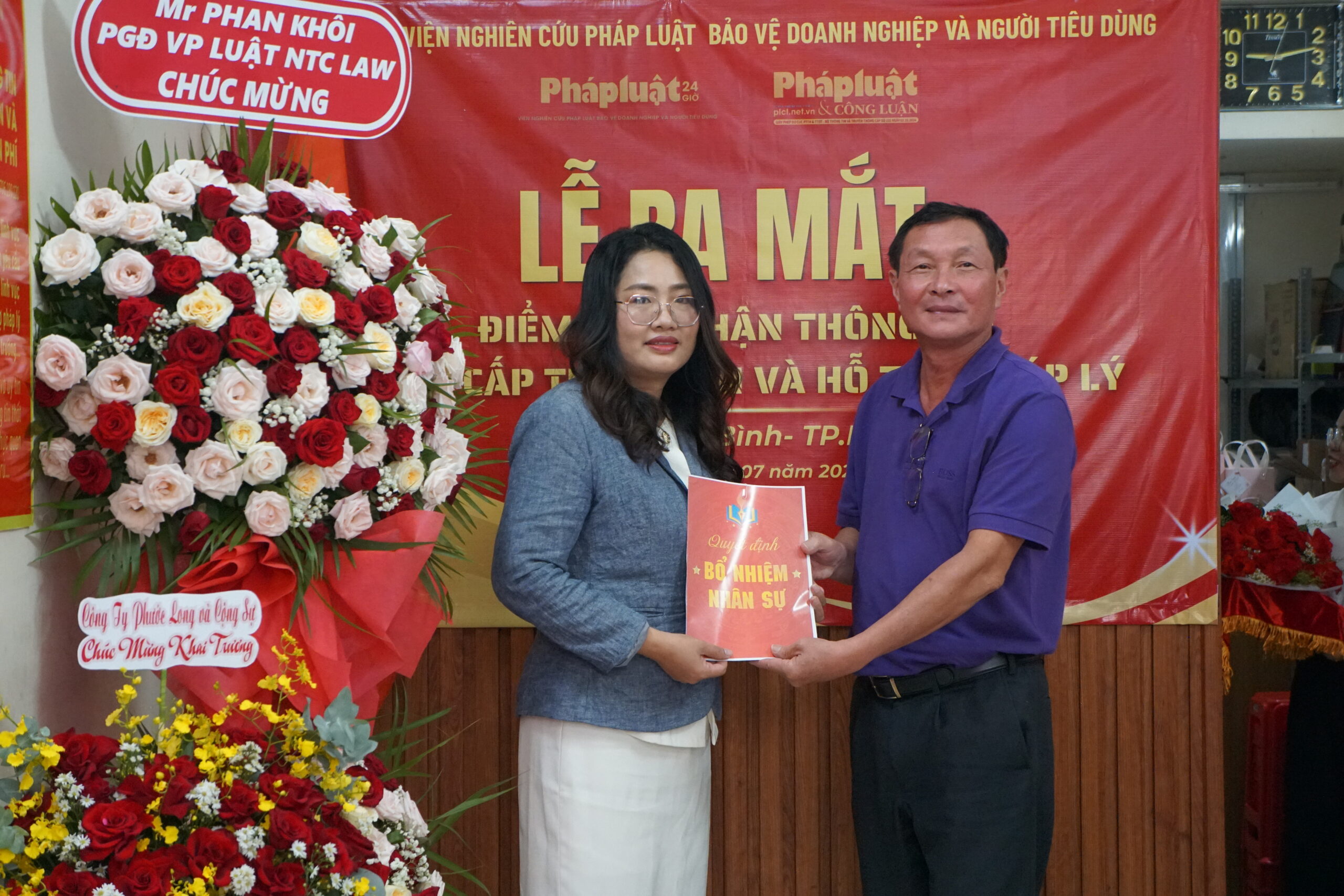 Ông Nguyễn Lê Hải Thanh - Viện trưởng, kiêm nhiệm Trưởng Ban thông tin điện tử Pháp luật và Công luận trao Quyết định bổ nhiệm cho