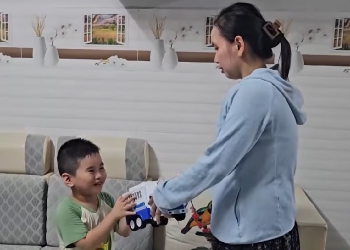 Câu Chuyện Cuộc Sống phát sóng vào lúc 19:50 Thứ Ba, Thứ Năm và Thứ Sáu hàng tuần trên kênh THVL1