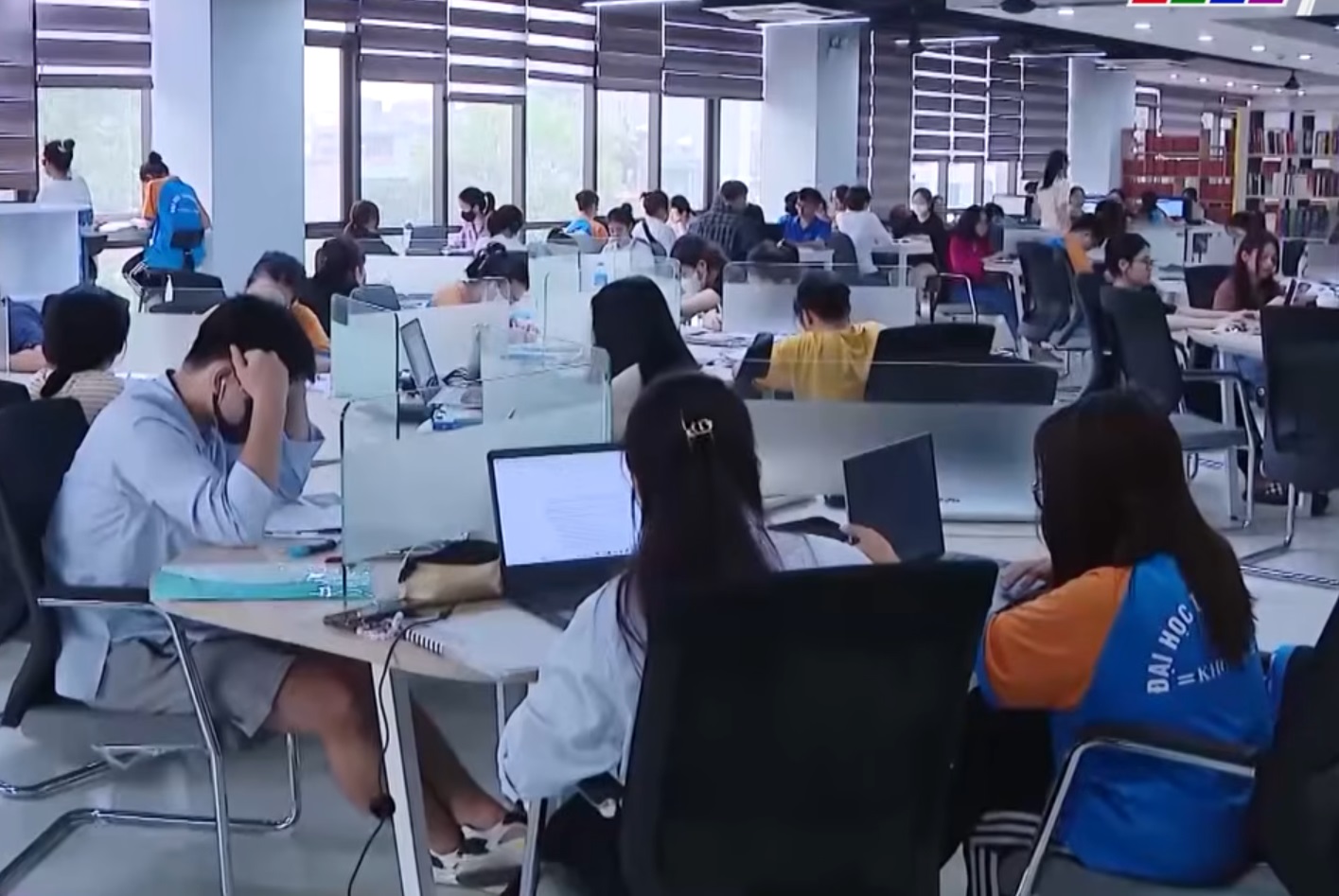 Câu Chuyện Cuộc Sống phát sóng vào lúc 19:50 Thứ Ba, Thứ Năm và Thứ Sáu hàng tuần trên kênh THVL1