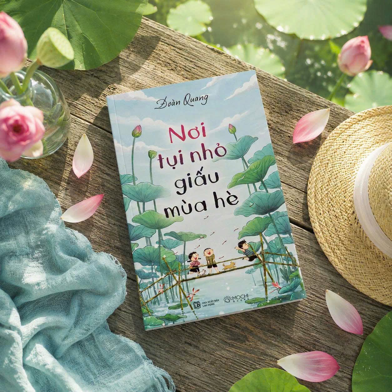 Bìa sách "Nơi tụi nhỏ giấu mùa hè" của tác giả Đoàn Quang, do Mochibooks phát hành.