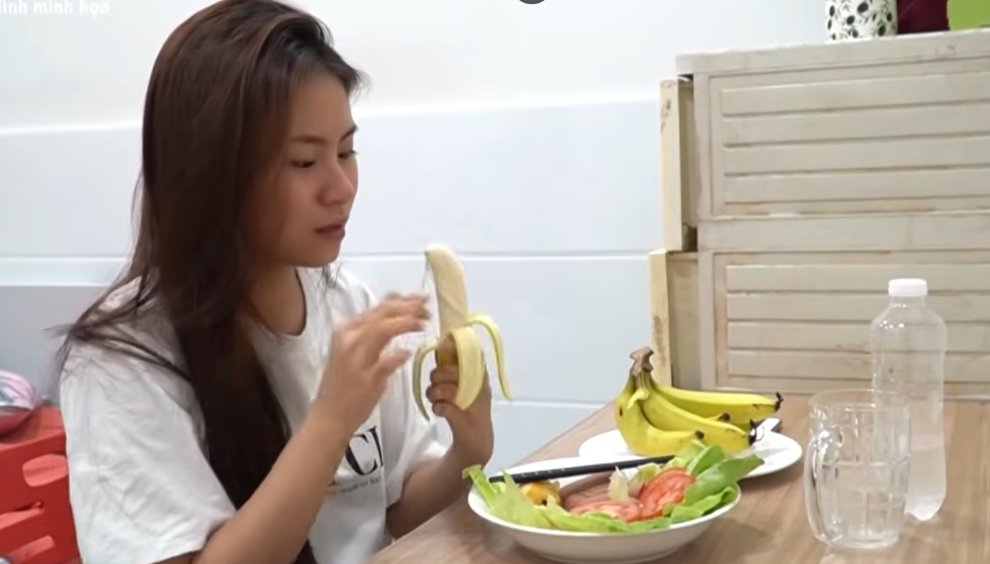 Chương trình được phát sóng vào lúc 19h50 Thứ Hai và Thứ Tư hàng tuần trên kênh THVL1
