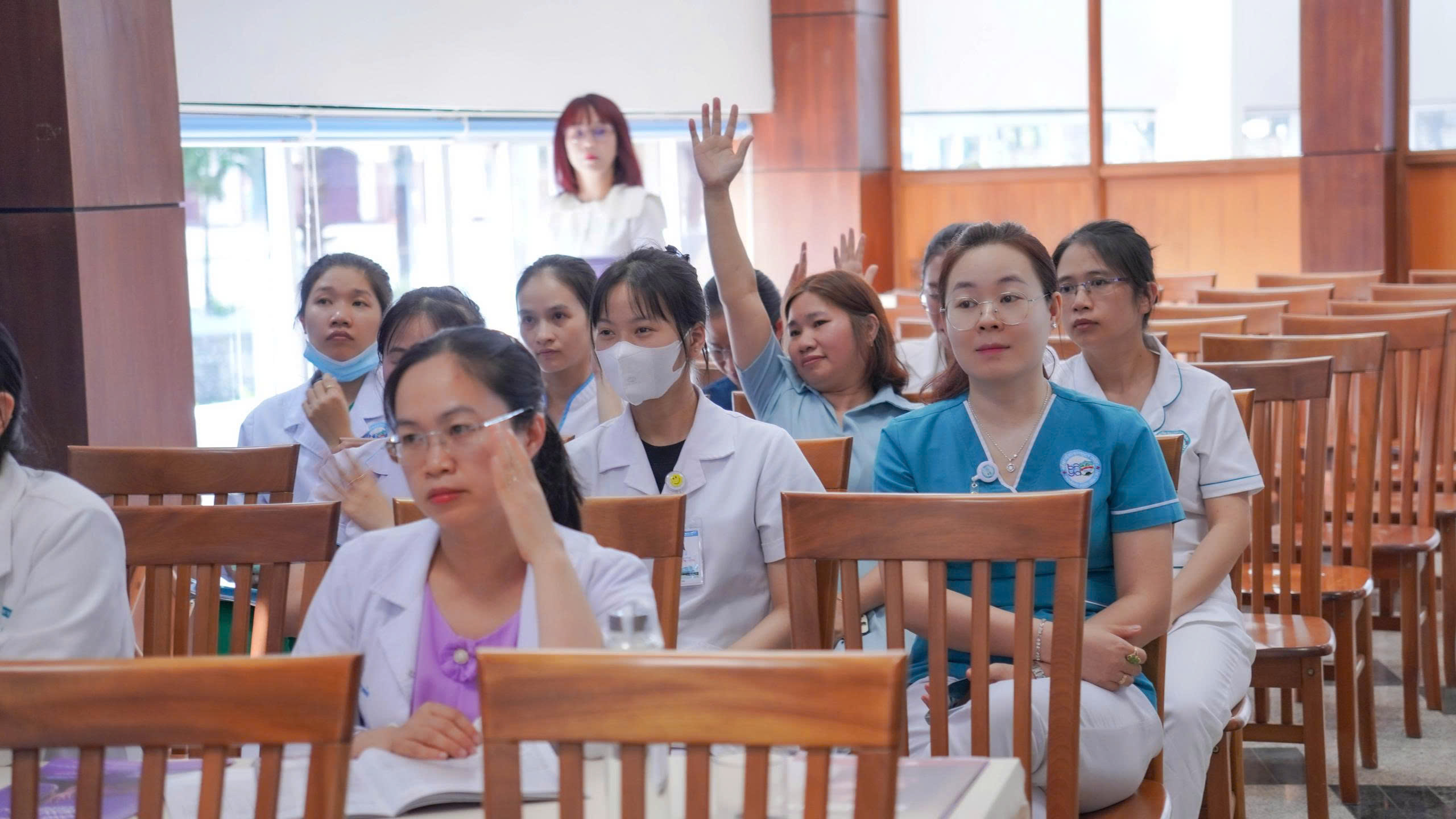 Đông đảo bác sĩ, điều dưỡng và nhân viên y tế Bệnh viện Đại học Y Dược – Hoàng Anh Gia Lai tham dự buổi sinh hoạt khoa học cập nhật kiến thức về vai trò của vắc xin trong dự phòng RSV và Zona.