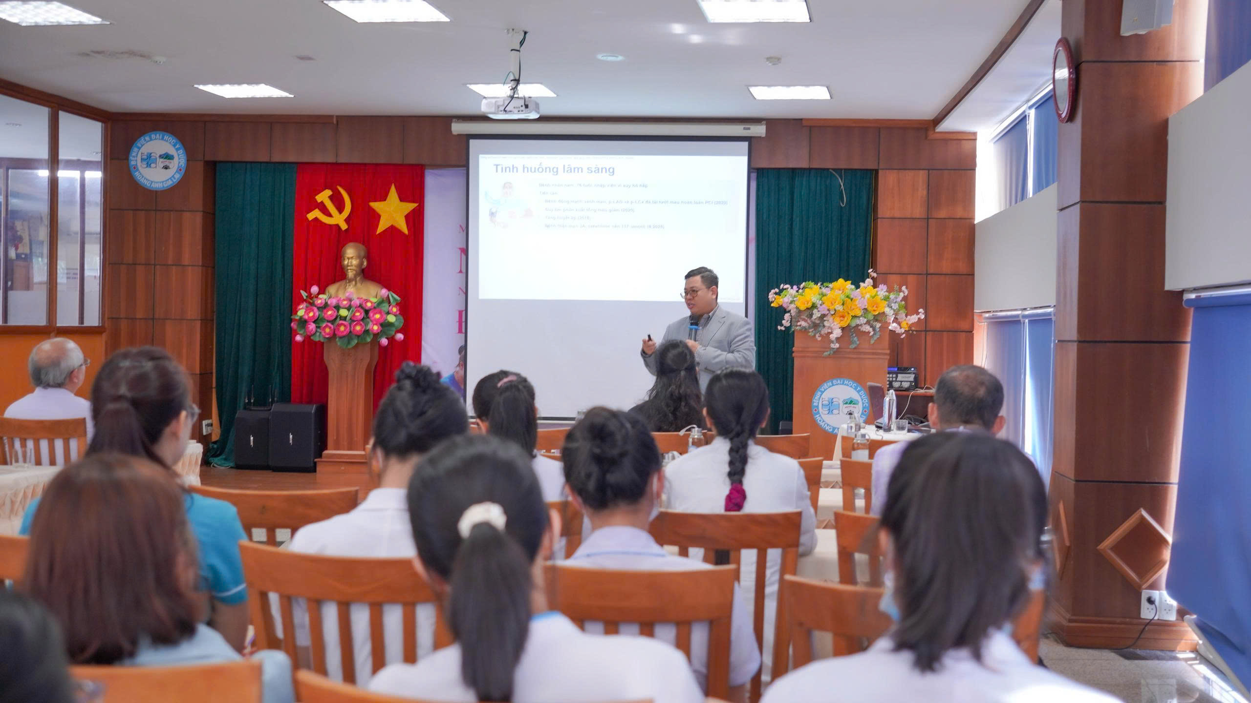 Đông đảo bác sĩ, điều dưỡng và nhân viên y tế Bệnh viện Đại học Y Dược – Hoàng Anh Gia Lai tham dự buổi sinh hoạt khoa học cập nhật kiến thức về vai trò của vắc xin trong dự phòng RSV và Zona.