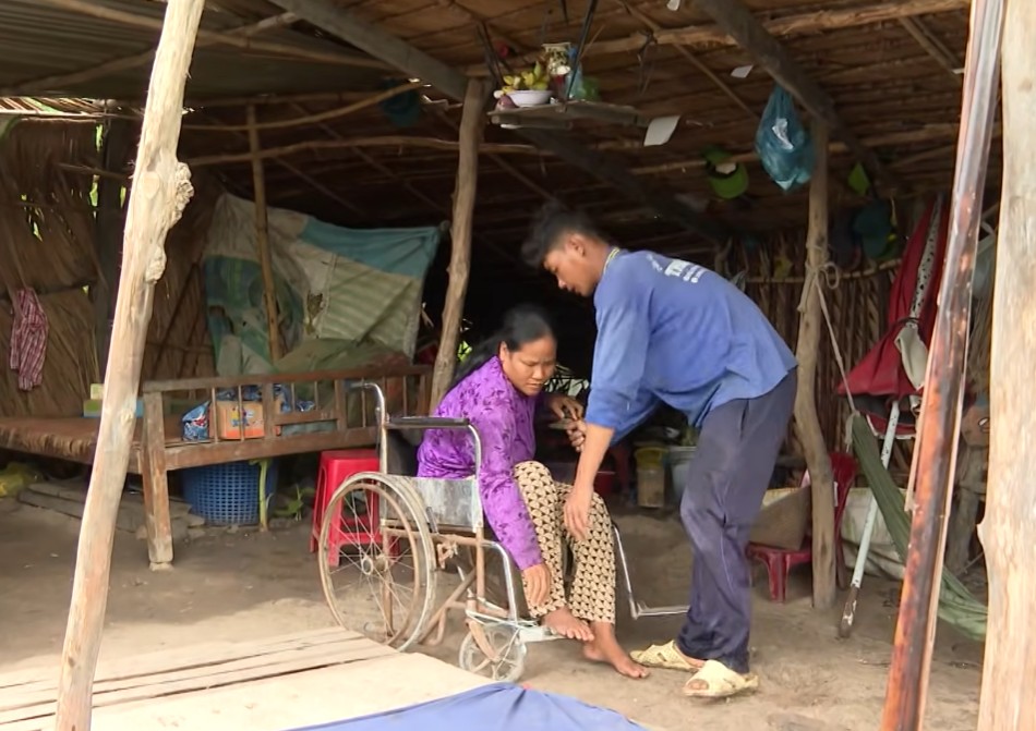 Mẹ bán bánh mì cõng con khuyết tật đến trường, chật vật vay nợ chữa bệnh cho hai con 