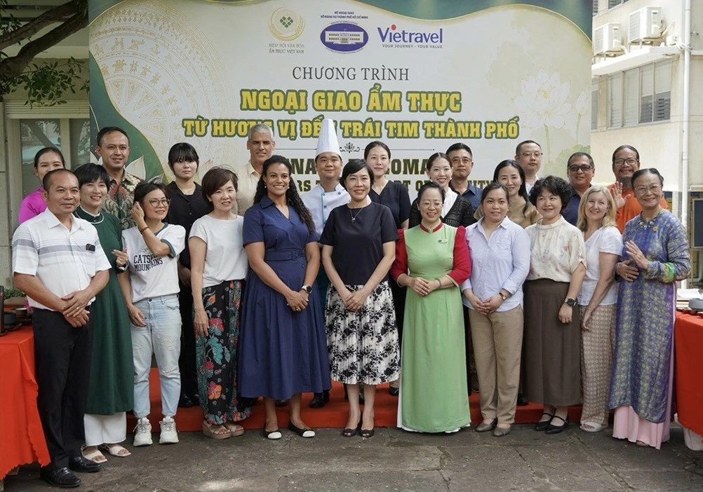 Các đại biểu tham gia Chương trình Ngoại giao ẩm thực - Từ hương vị đến trái tim Thành phố chụp ảnh lưu niệm