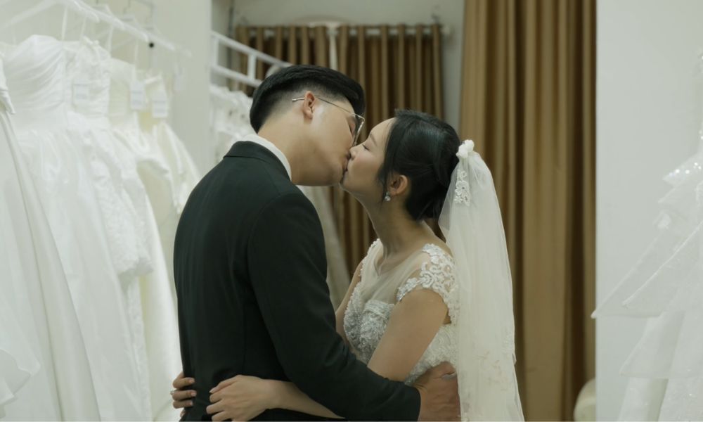 Phim Hợp Đồng Từ Thượng Đế phát sóng lúc 19h trên VTV9 và 20h trên YouTube Bee Film từ thứ Hai đến thứ Năm hàng tuần.